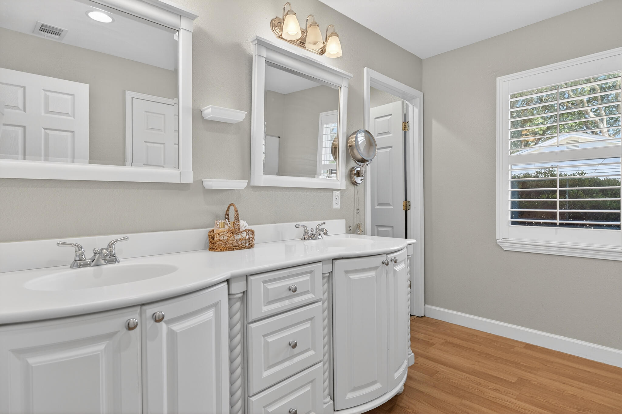 136 NW Robinwood Drive