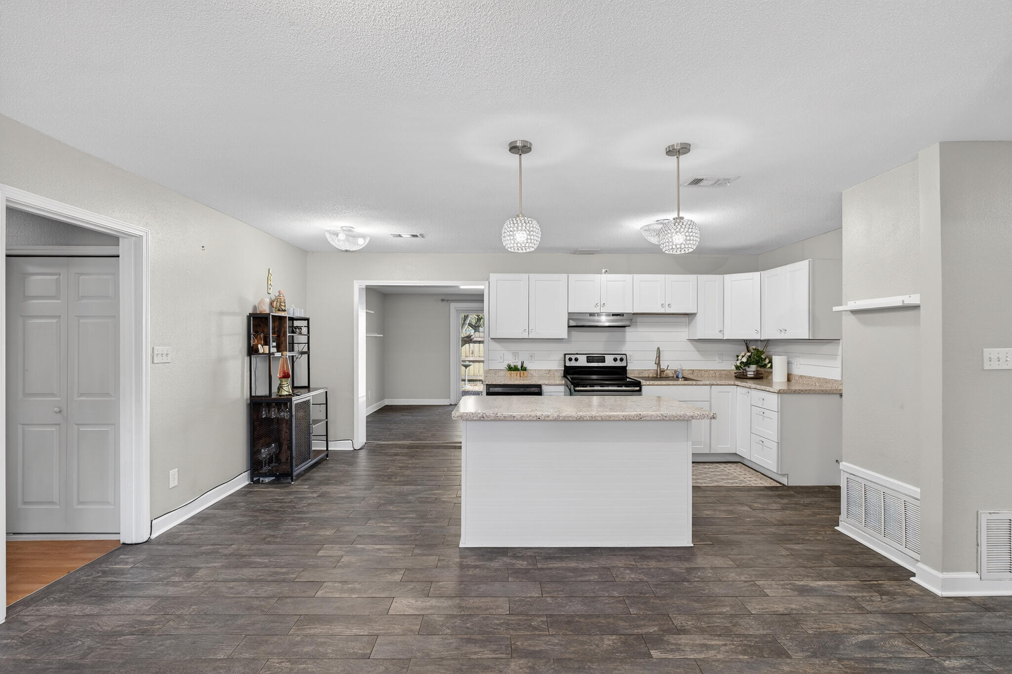 136 NW Robinwood Drive