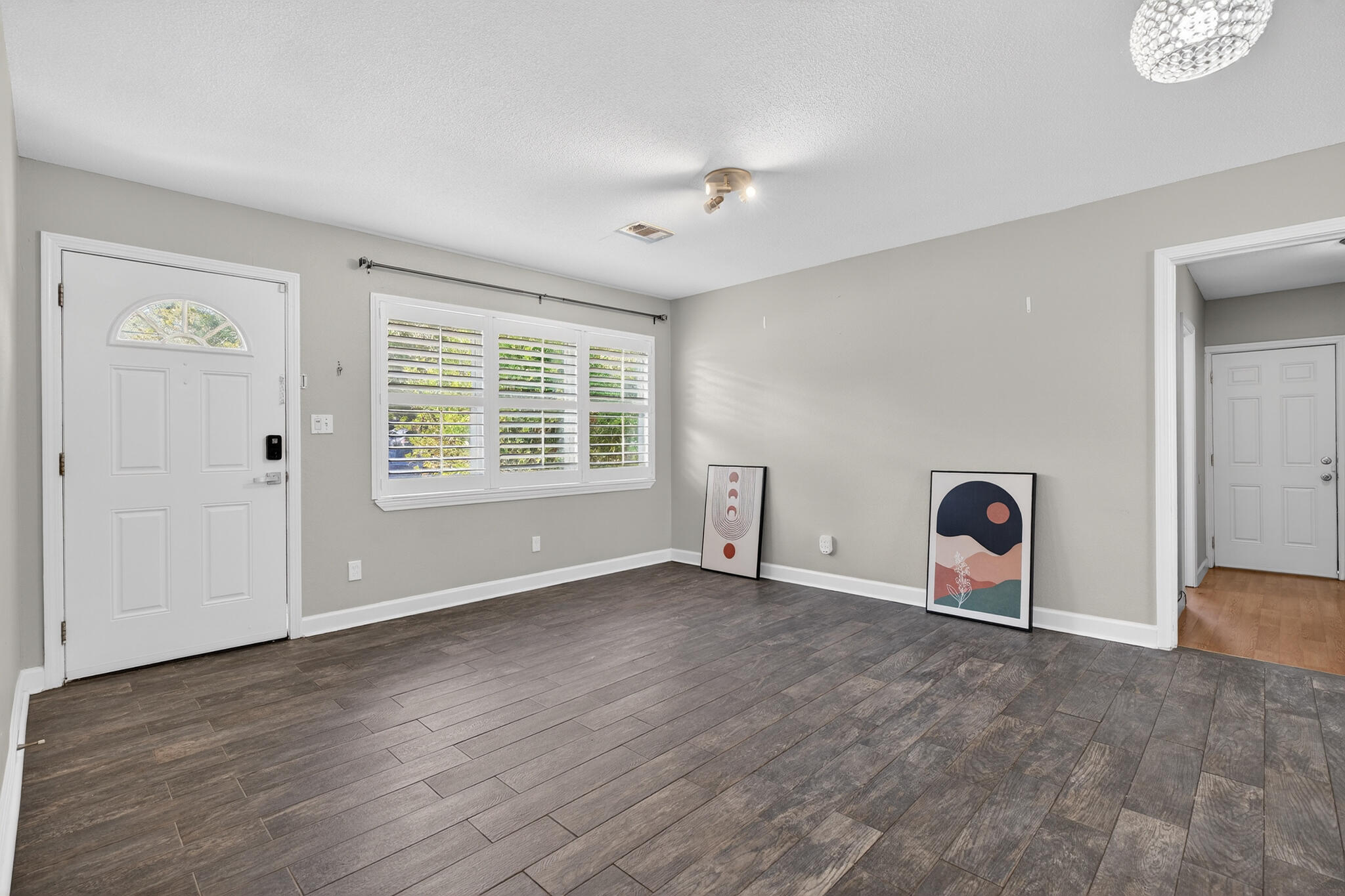 136 NW Robinwood Drive