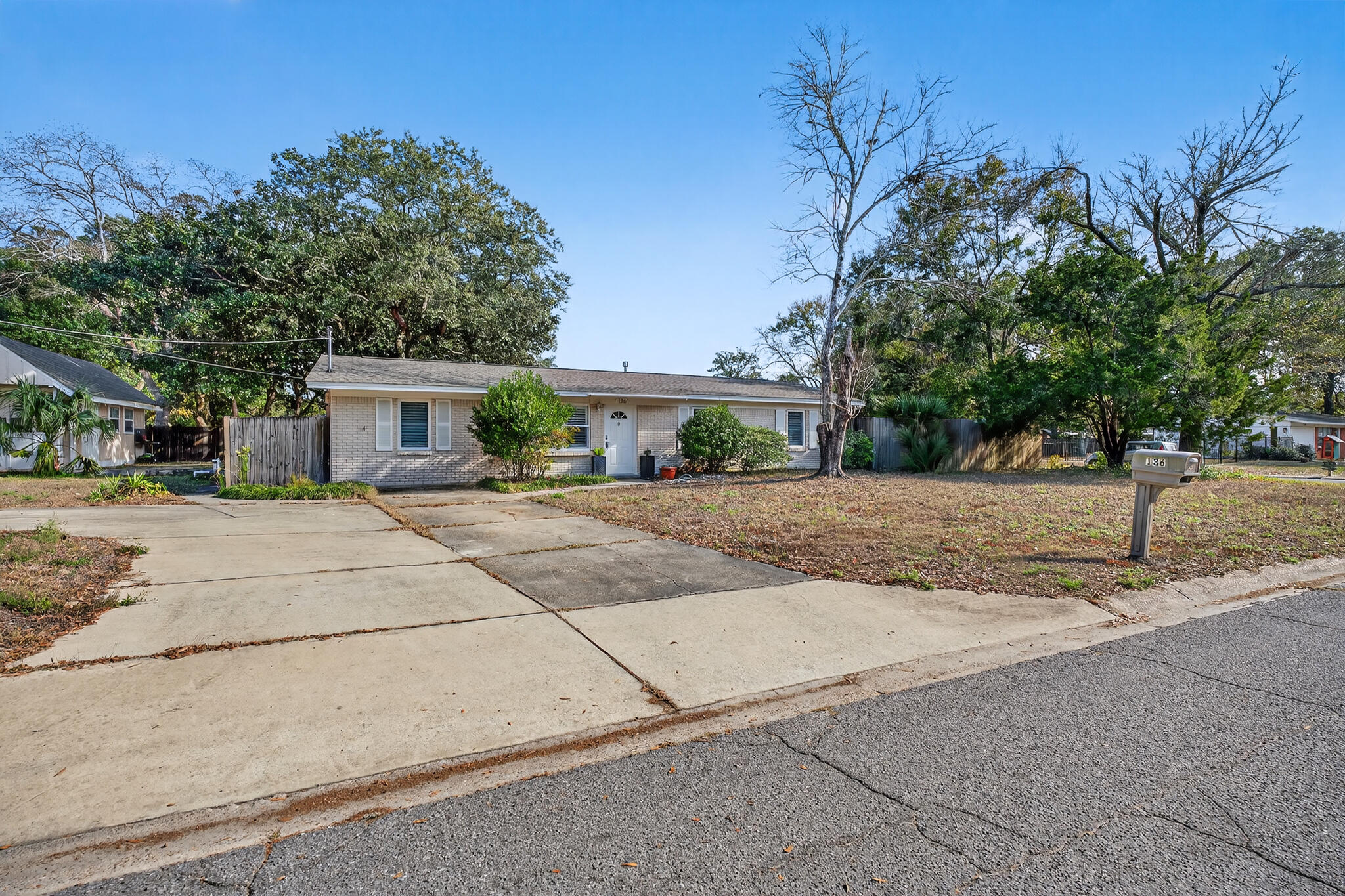 136 NW Robinwood Drive