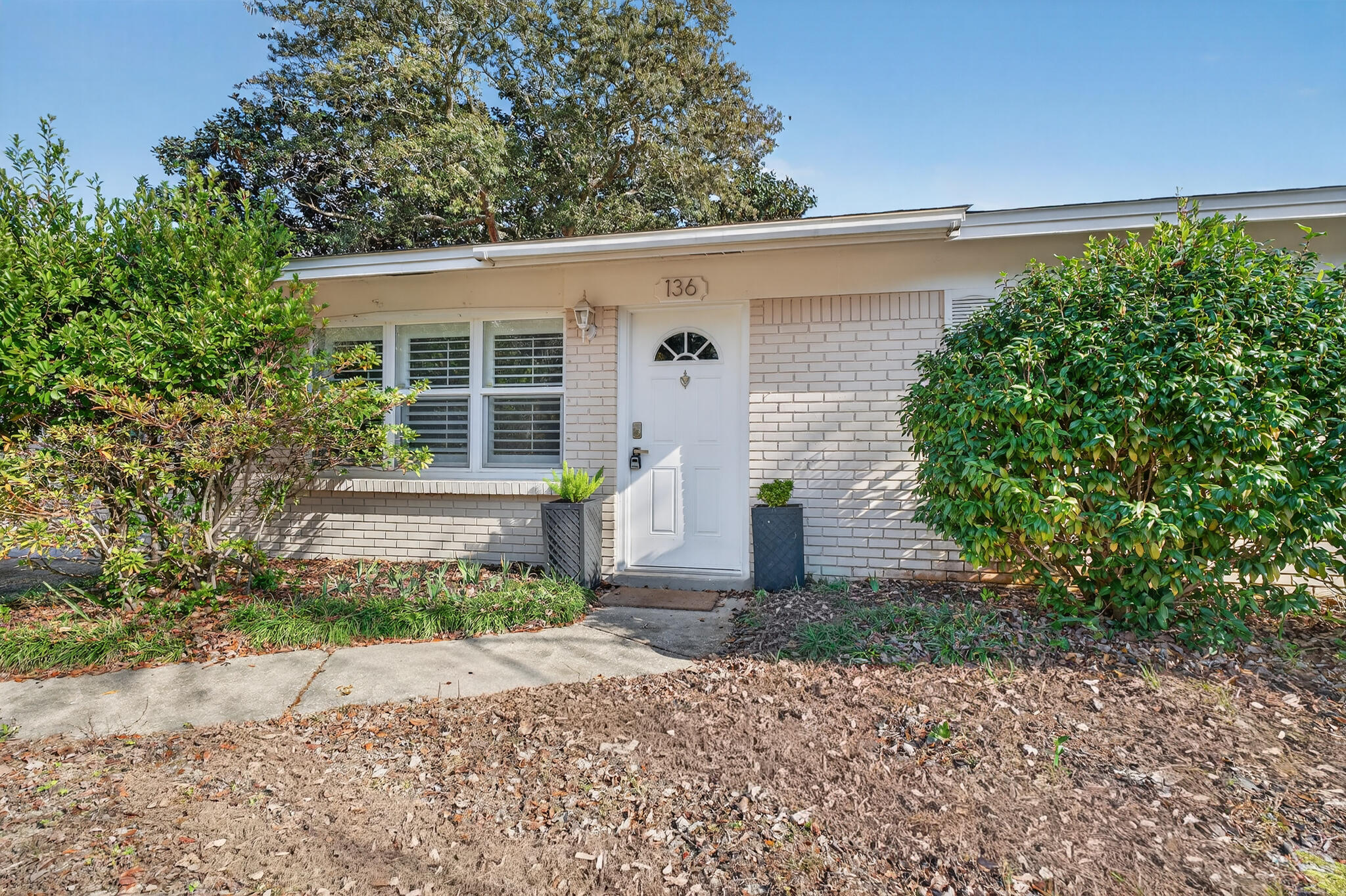 136 NW Robinwood Drive