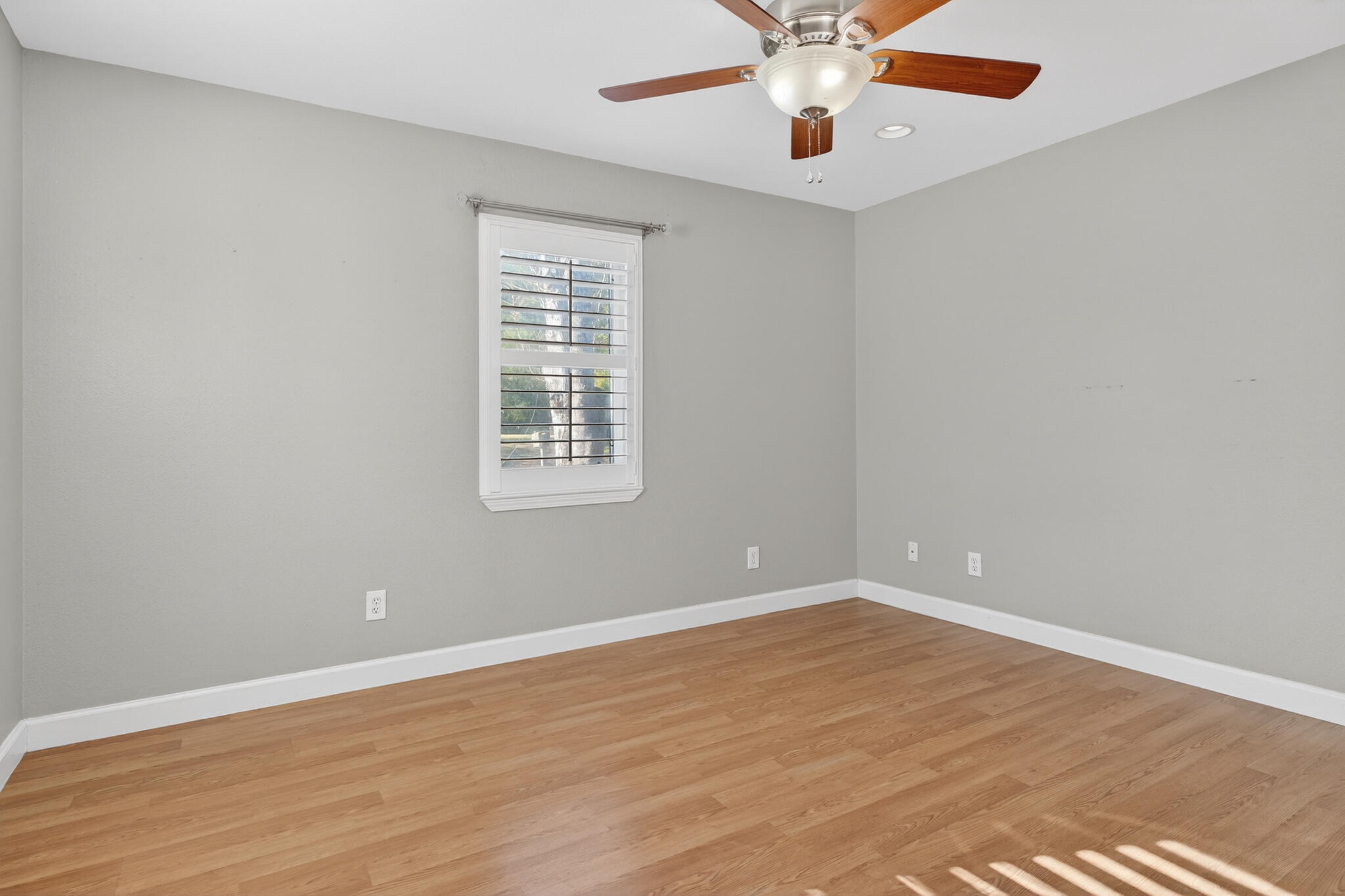 136 NW Robinwood Drive