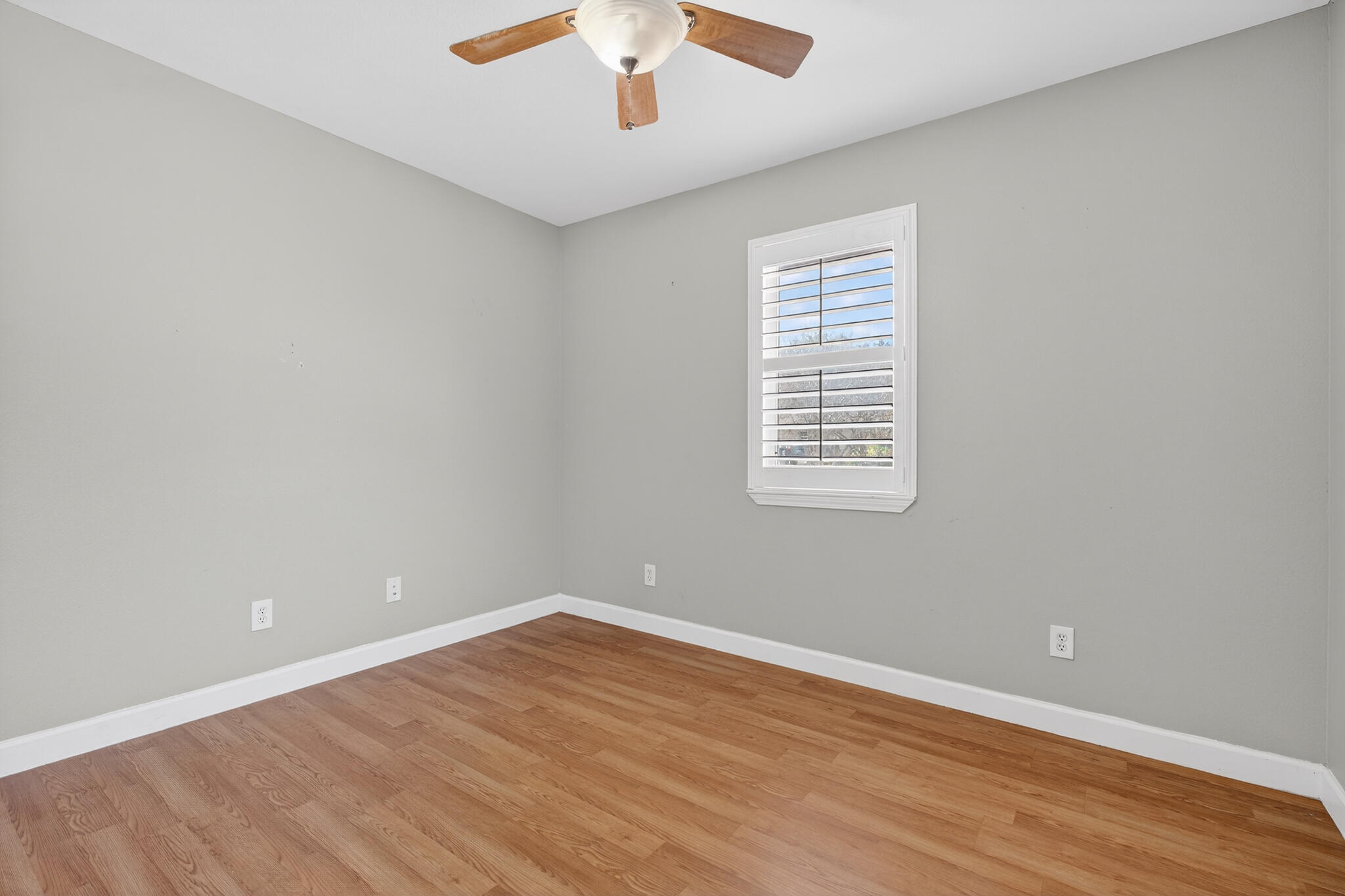 136 NW Robinwood Drive