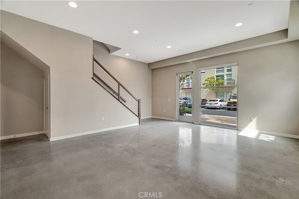 1508 W Artesia H