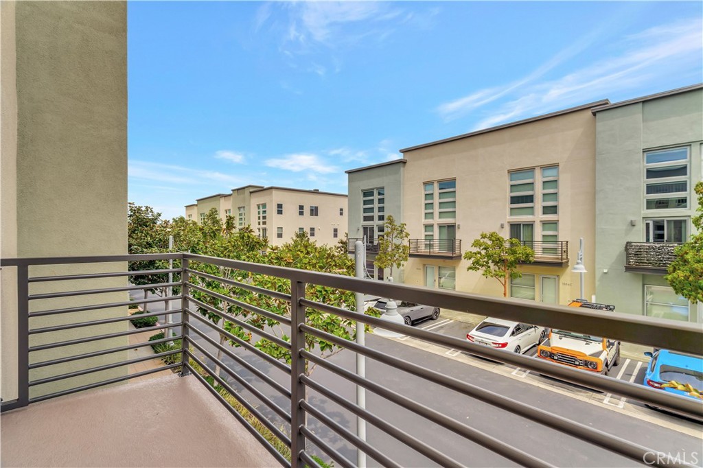 1508 W Artesia H
