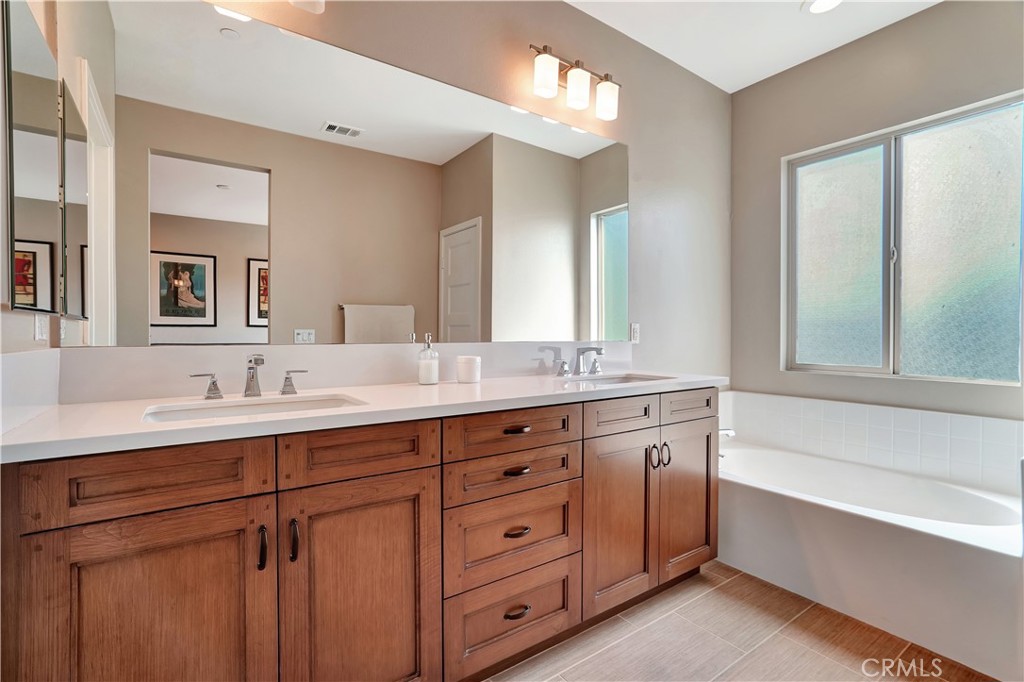 1508 W Artesia H