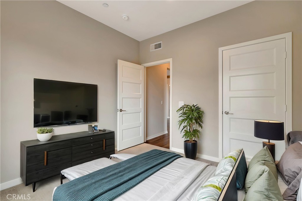 1508 W Artesia H
