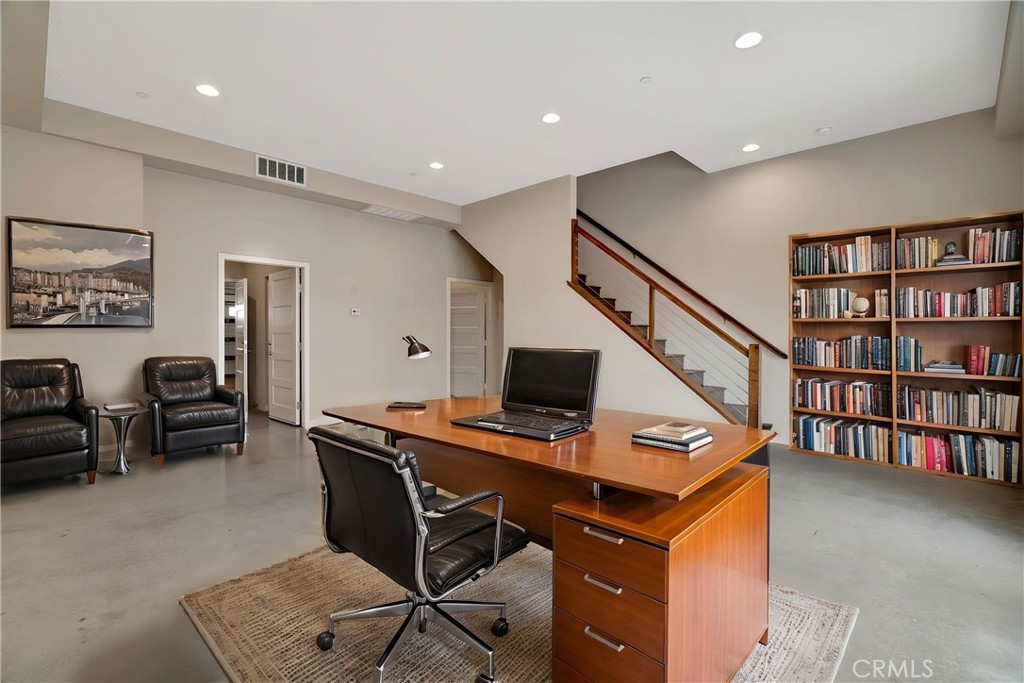1508 W Artesia H