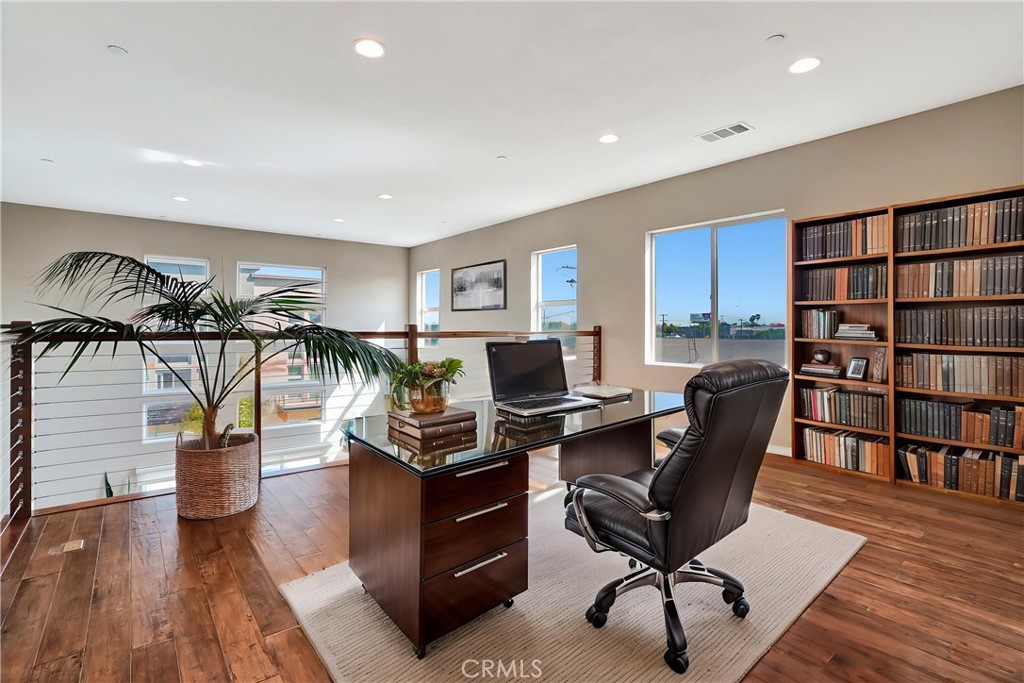 1508 W Artesia H