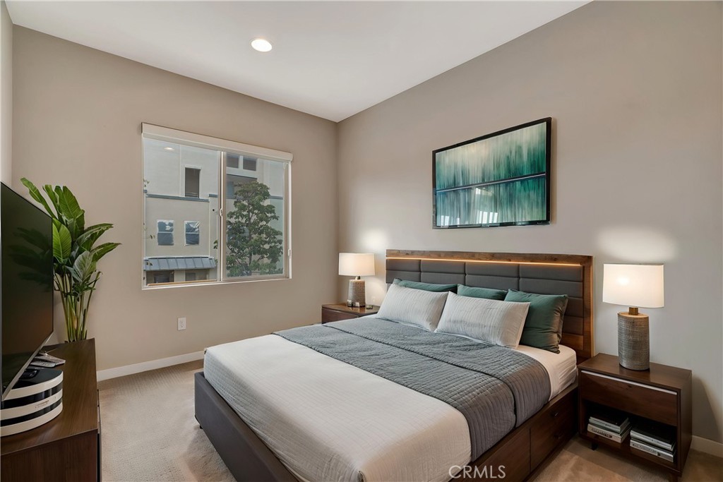 1508 W Artesia H