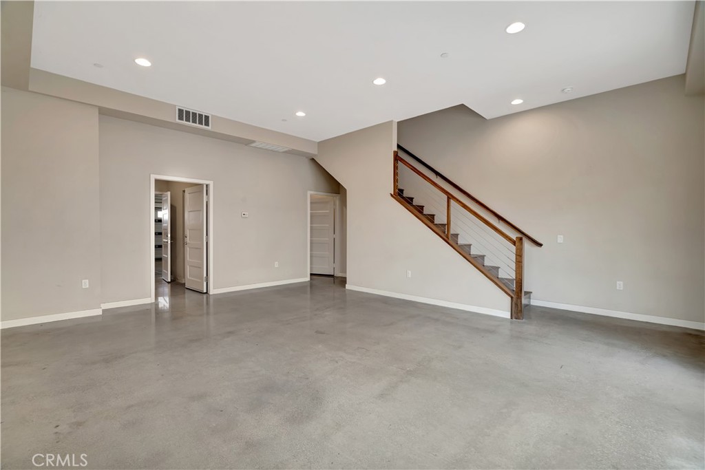 1508 W Artesia H