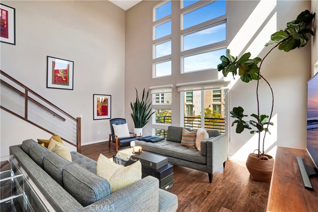 1508 W Artesia H