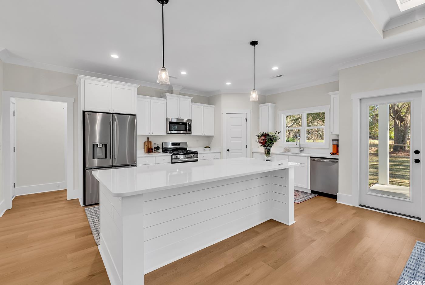 1521 Hawthorn Dr.