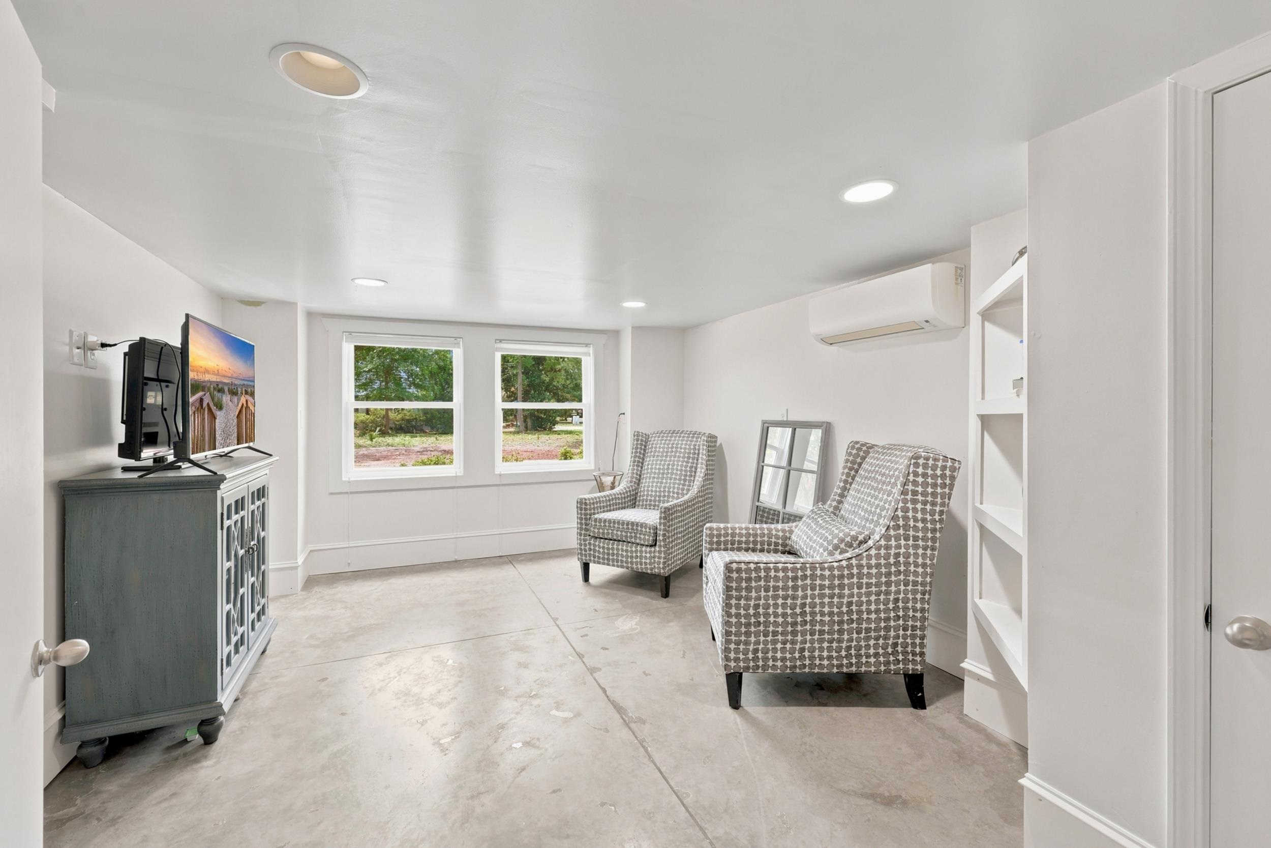 366 Lakeshore Dr.