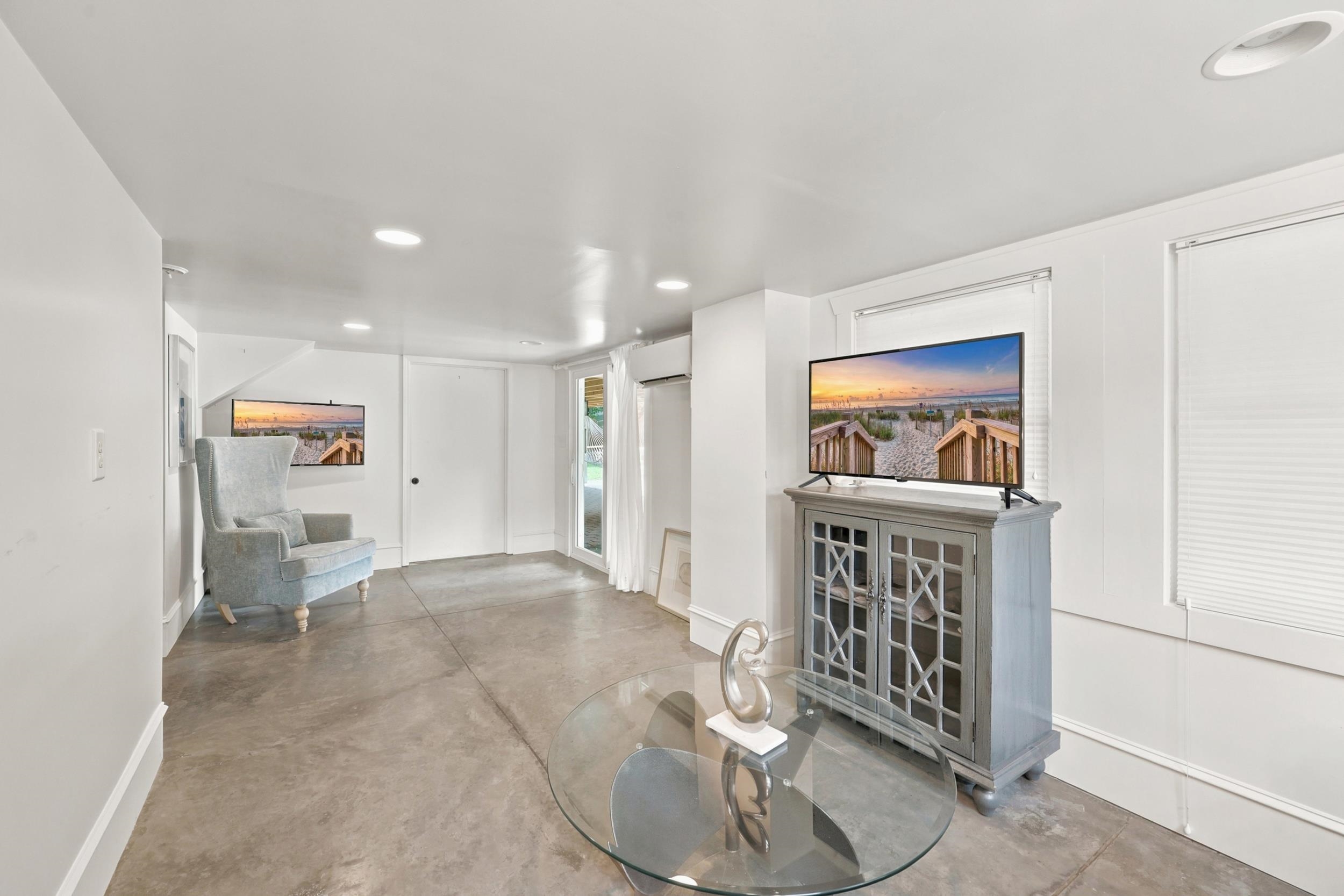 366 Lakeshore Dr.