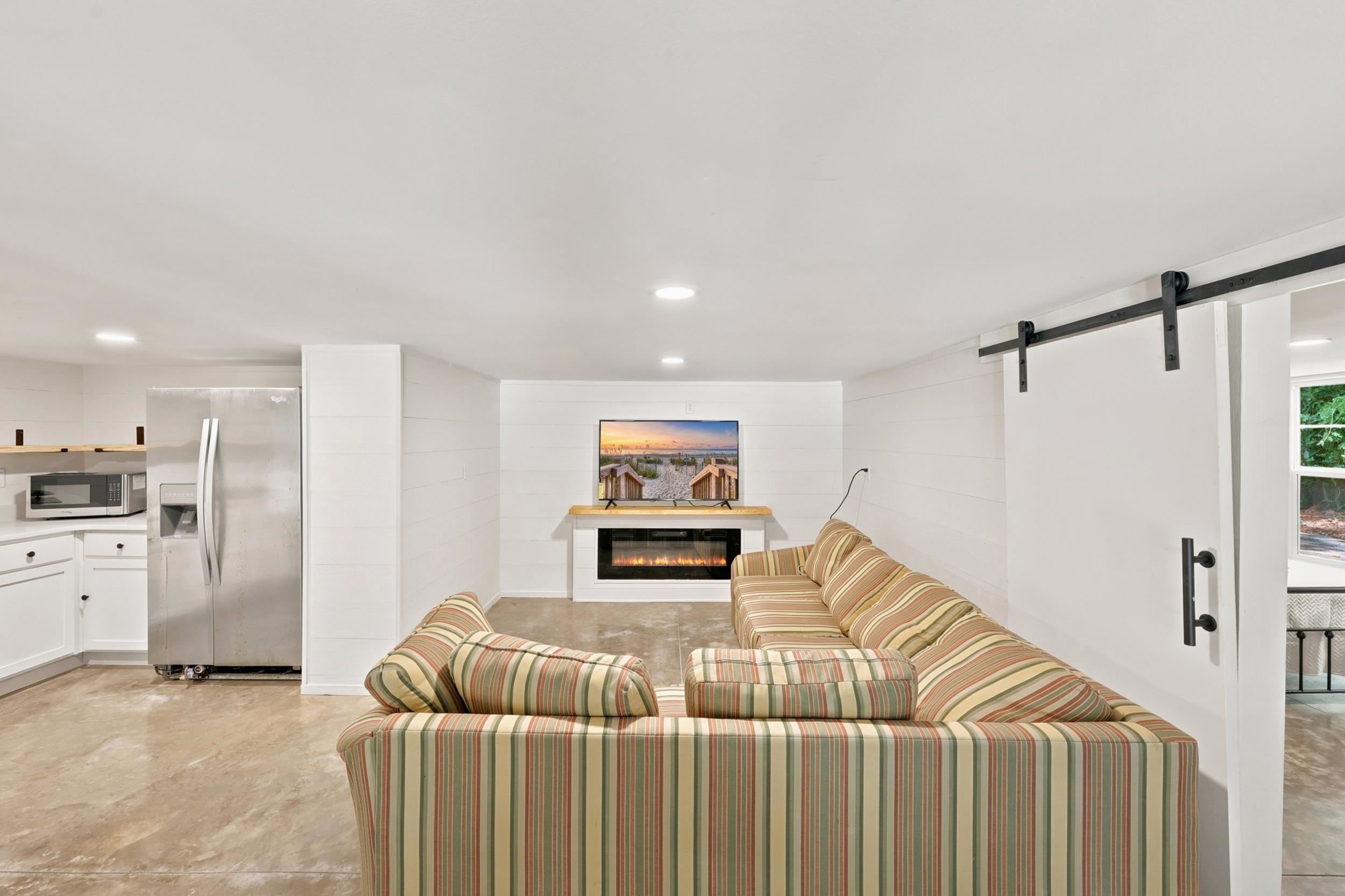 366 Lakeshore Dr.