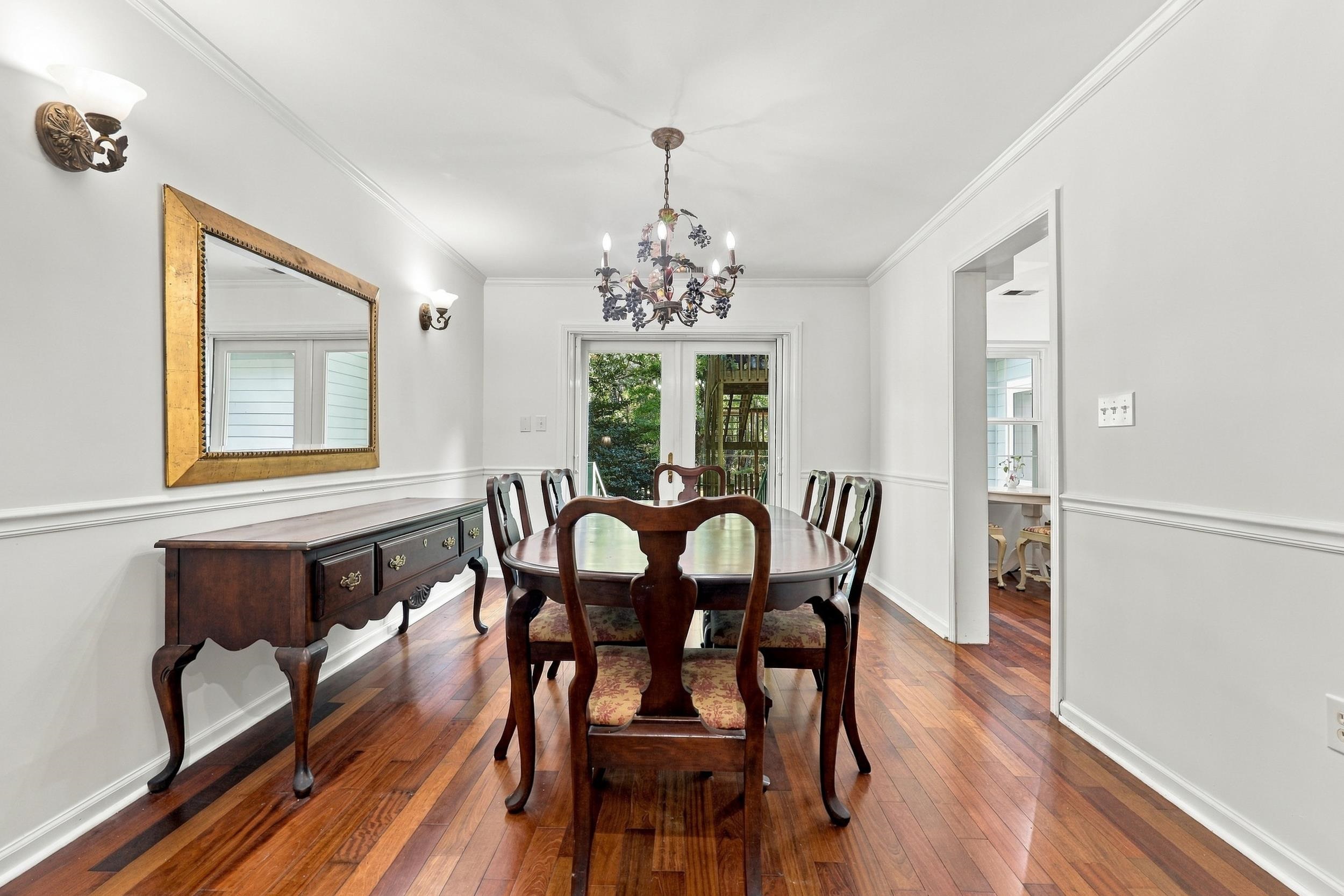 587 Hawthorn Dr.