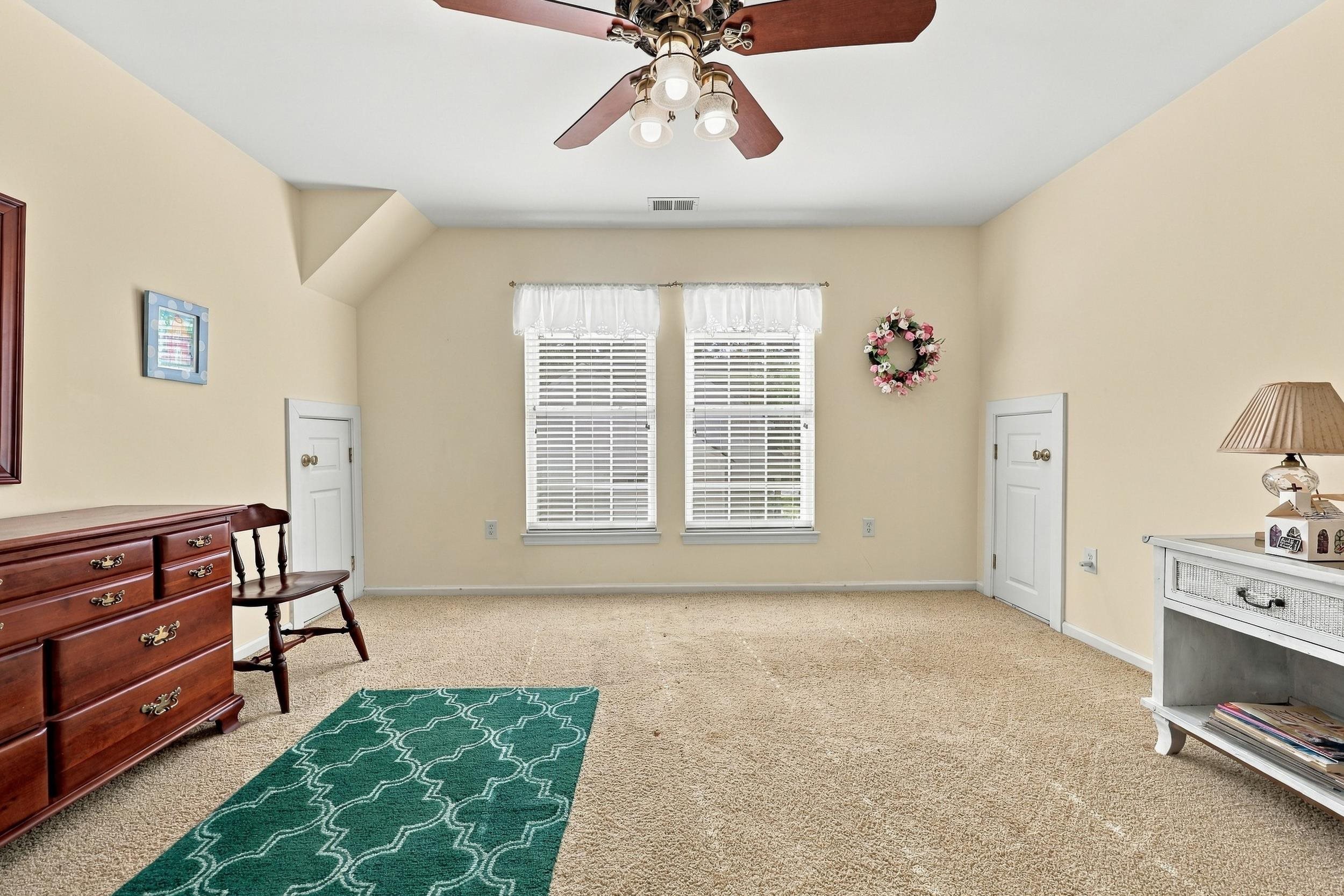 587 Hawthorn Dr.