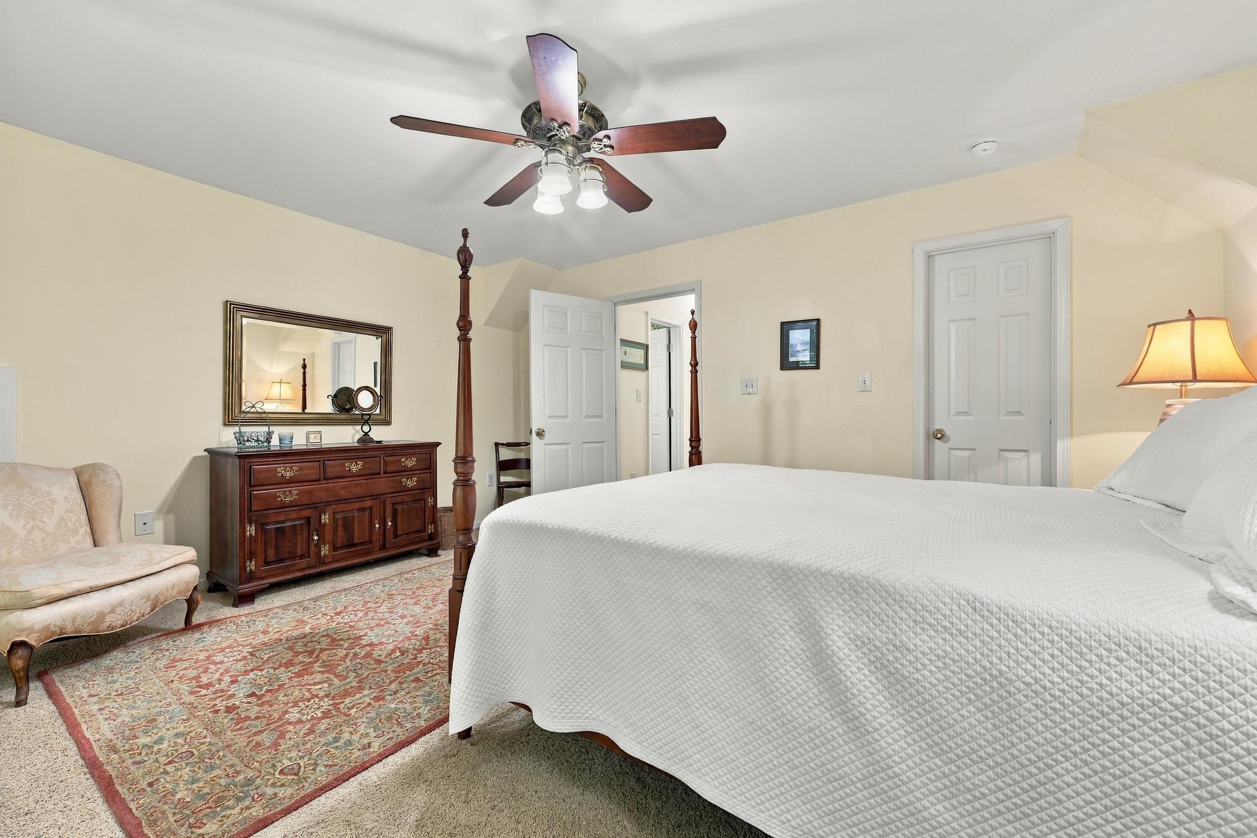 587 Hawthorn Dr.