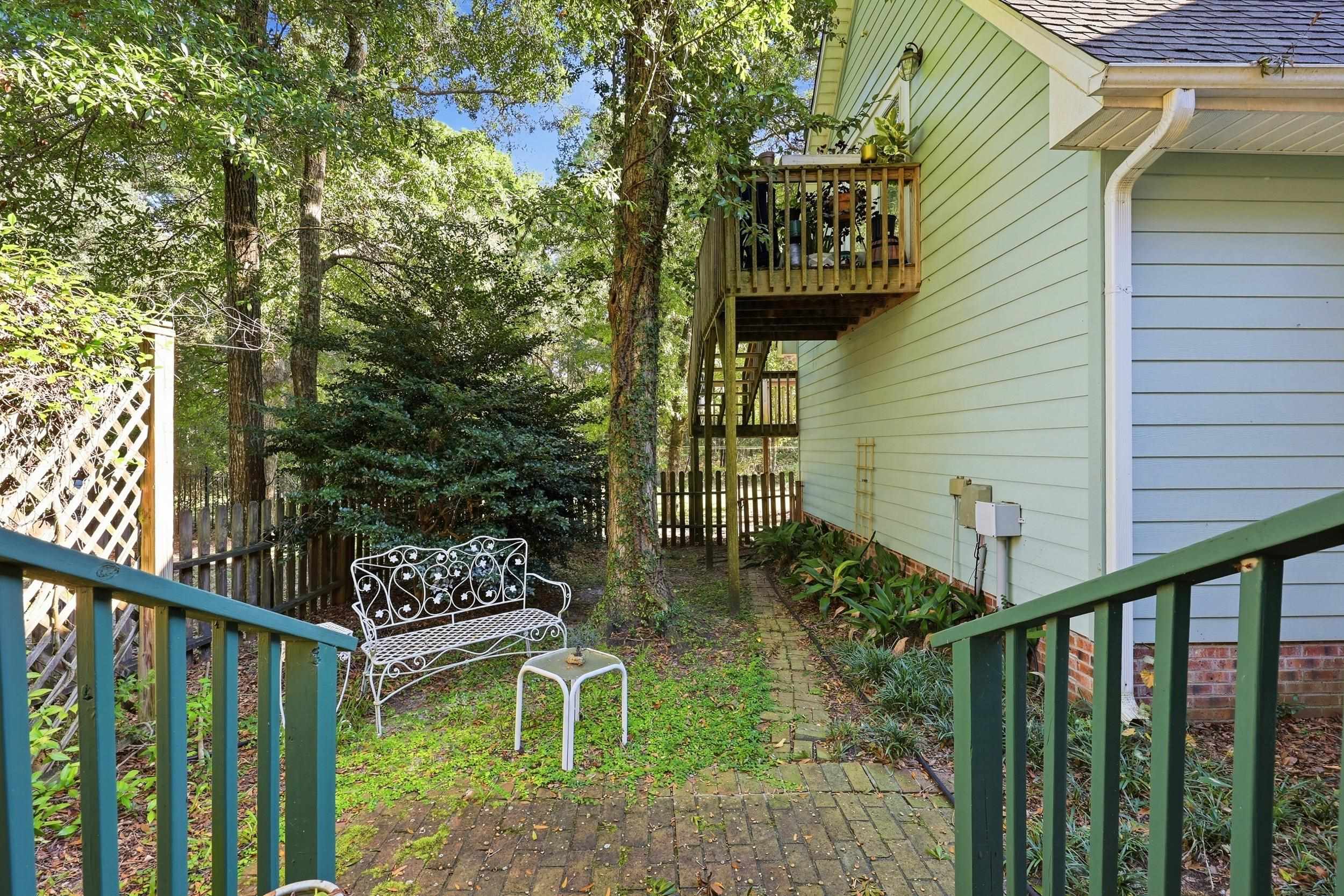 587 Hawthorn Dr.
