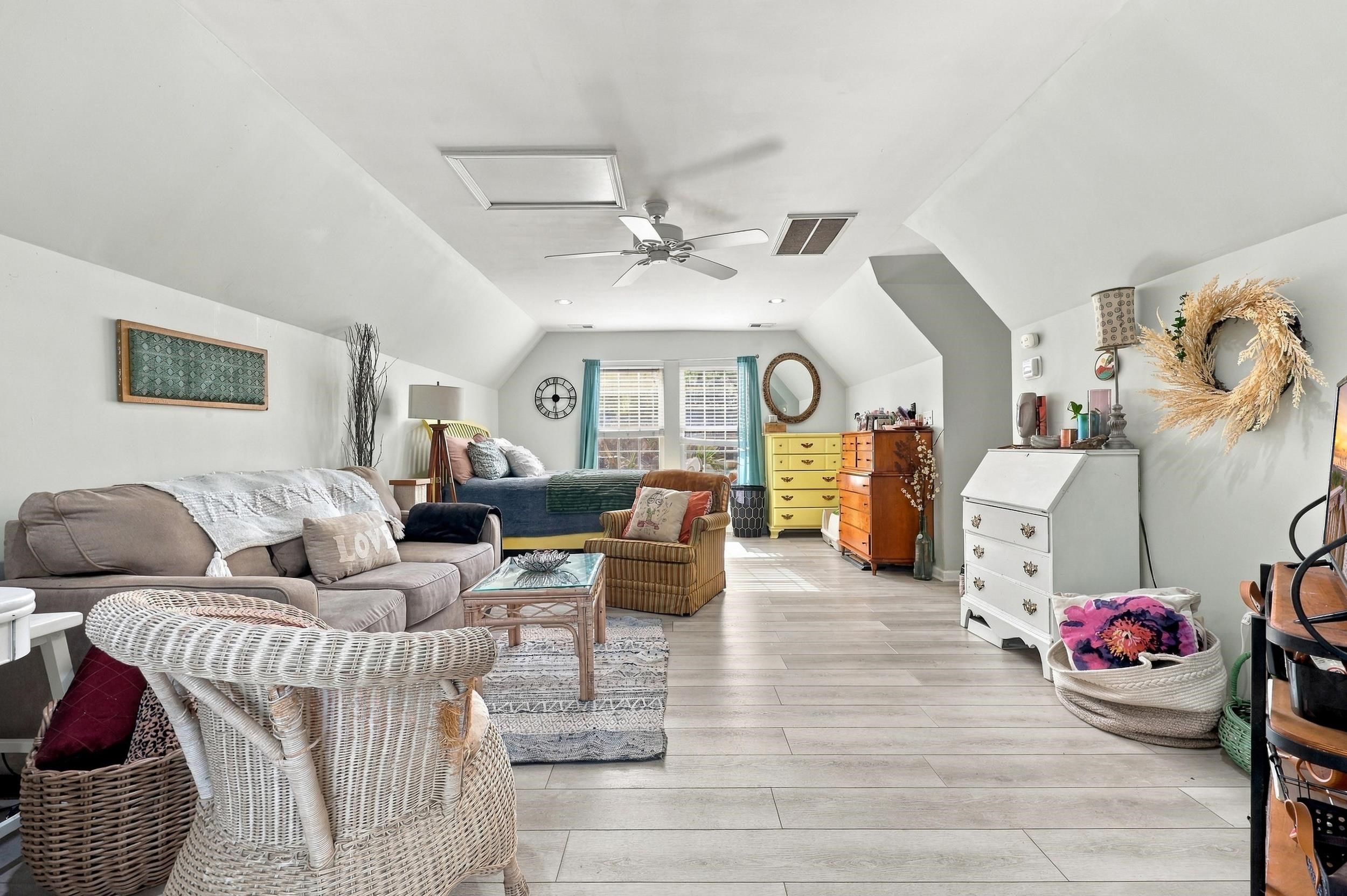 587 Hawthorn Dr.