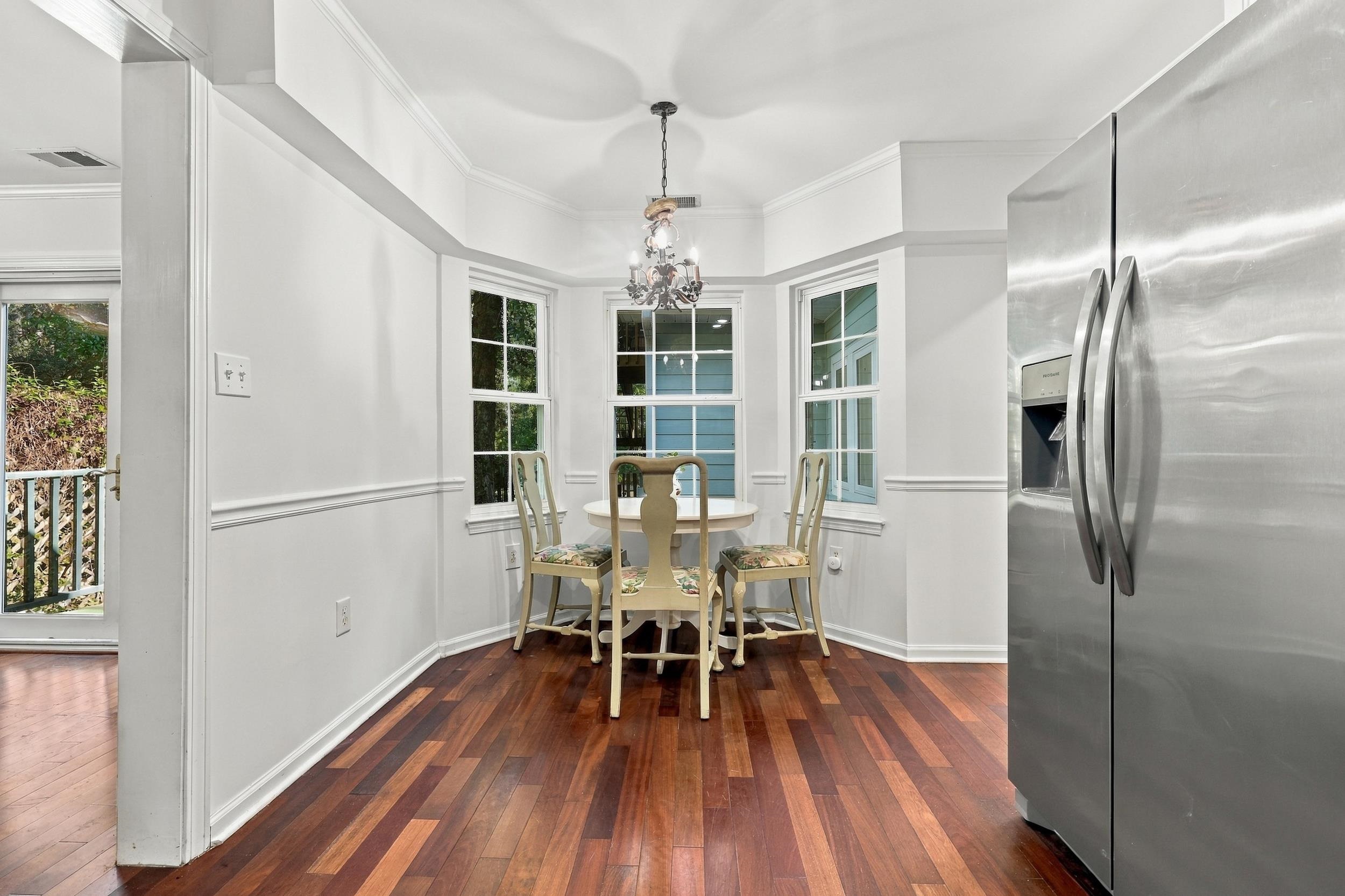 587 Hawthorn Dr.