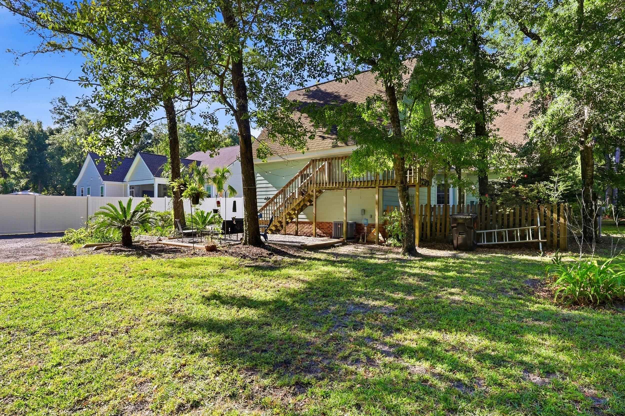 587 Hawthorn Dr.
