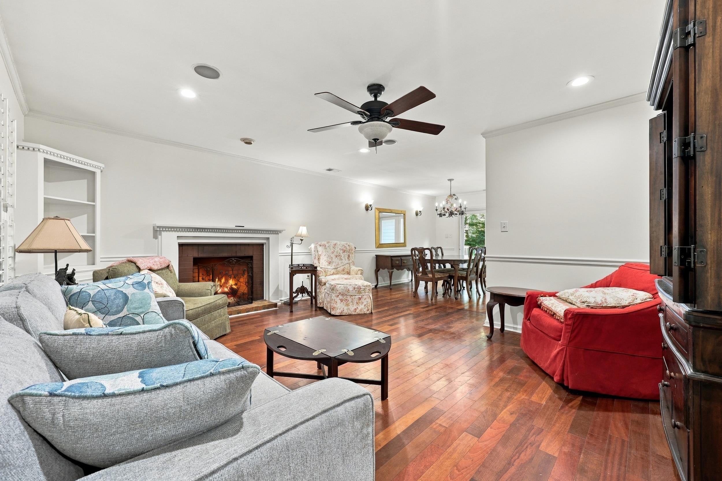 587 Hawthorn Dr.
