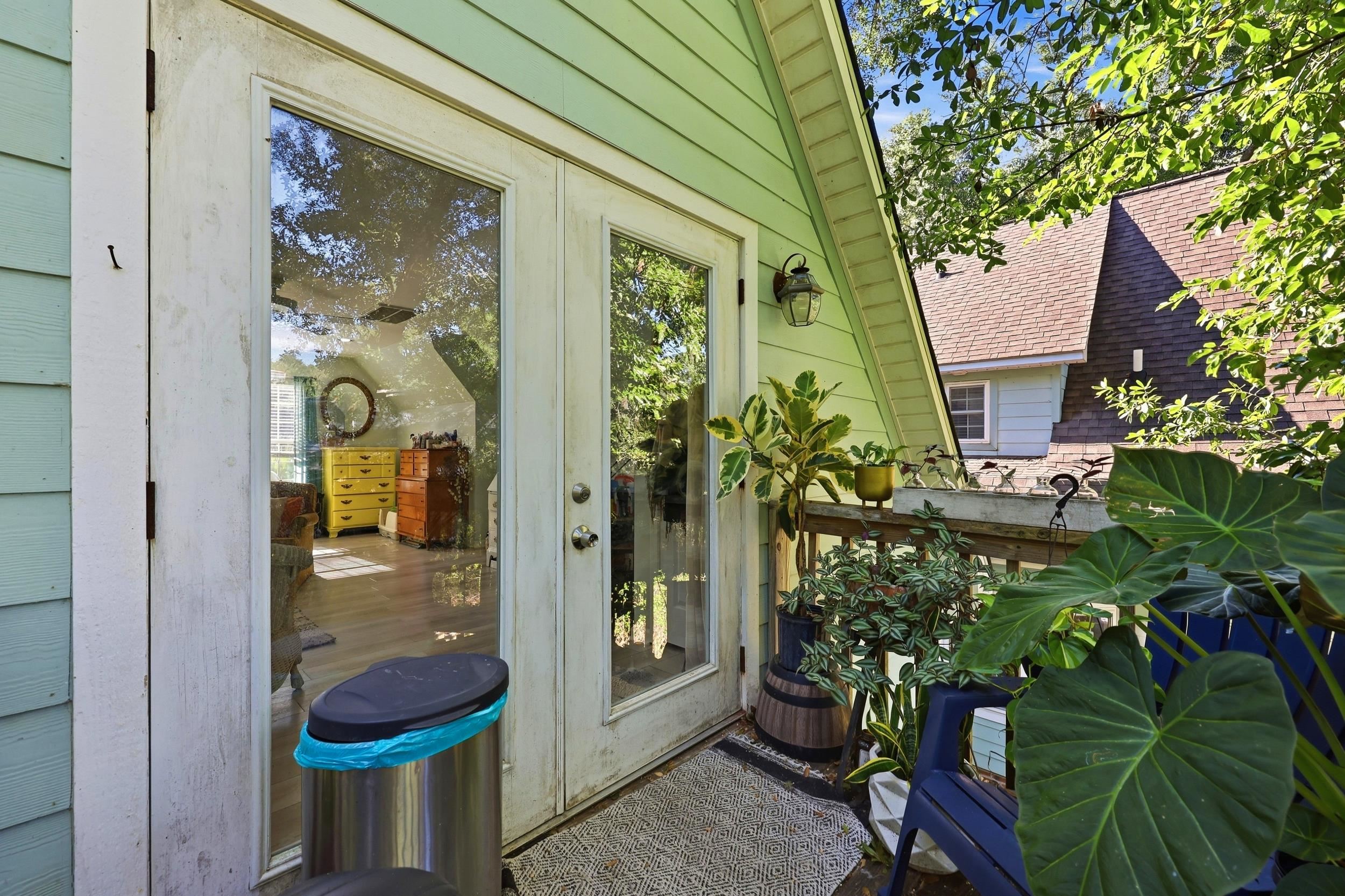 587 Hawthorn Dr.