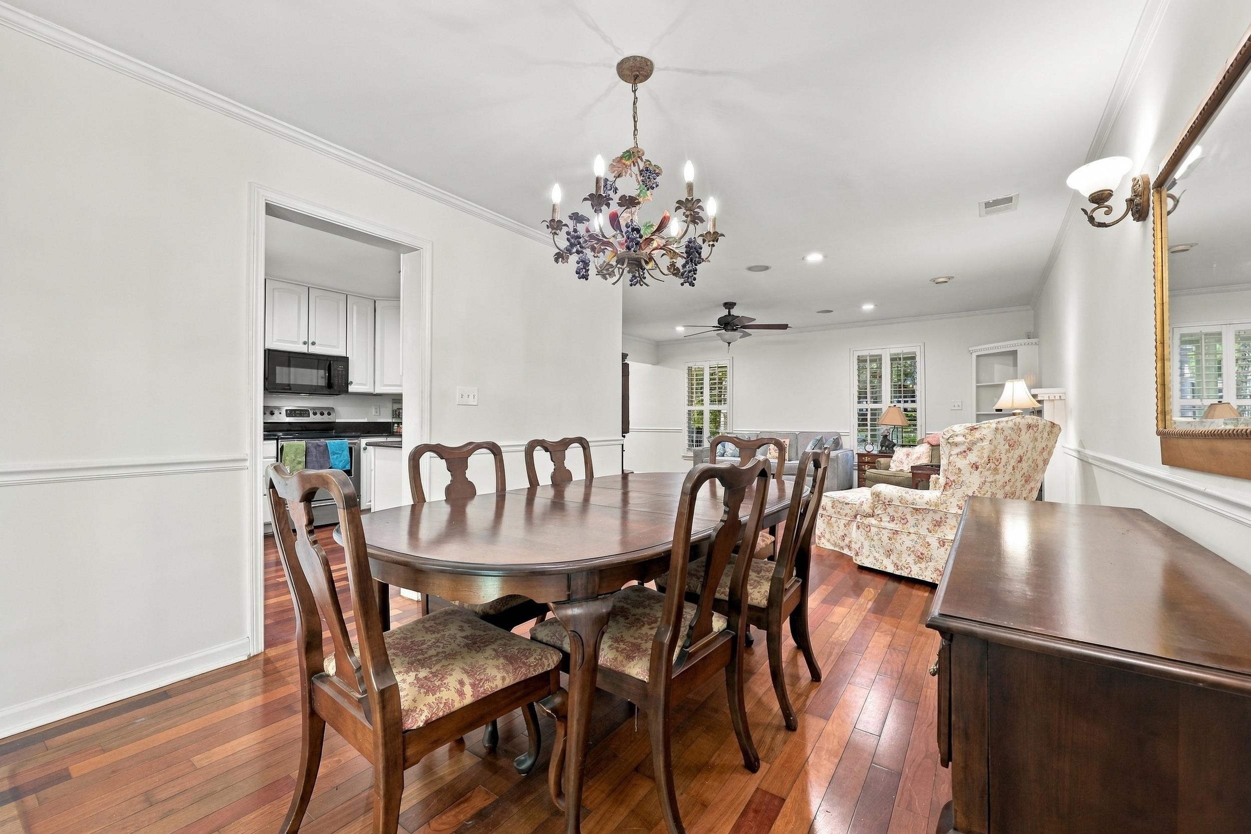 587 Hawthorn Dr.