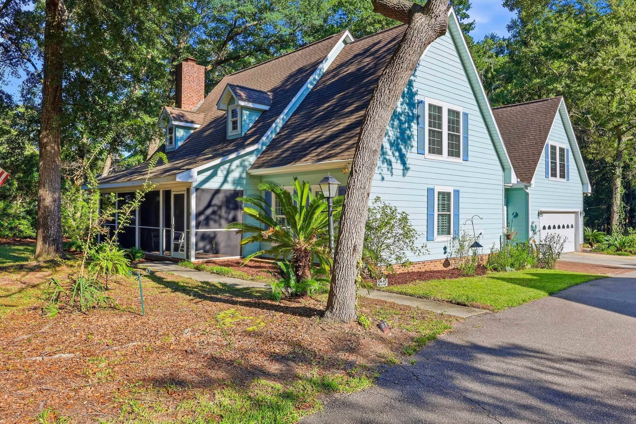587 Hawthorn Dr.