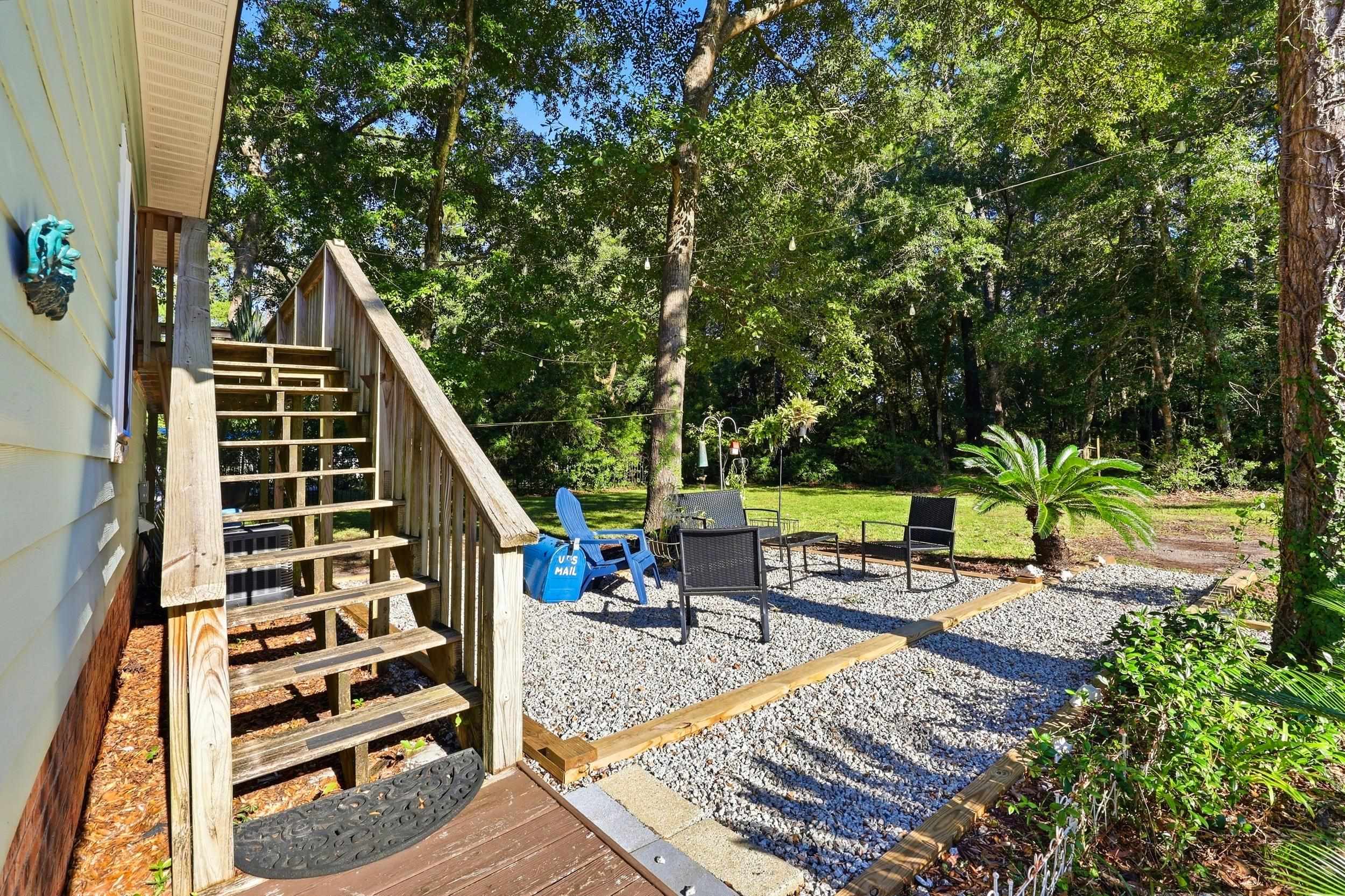 587 Hawthorn Dr.