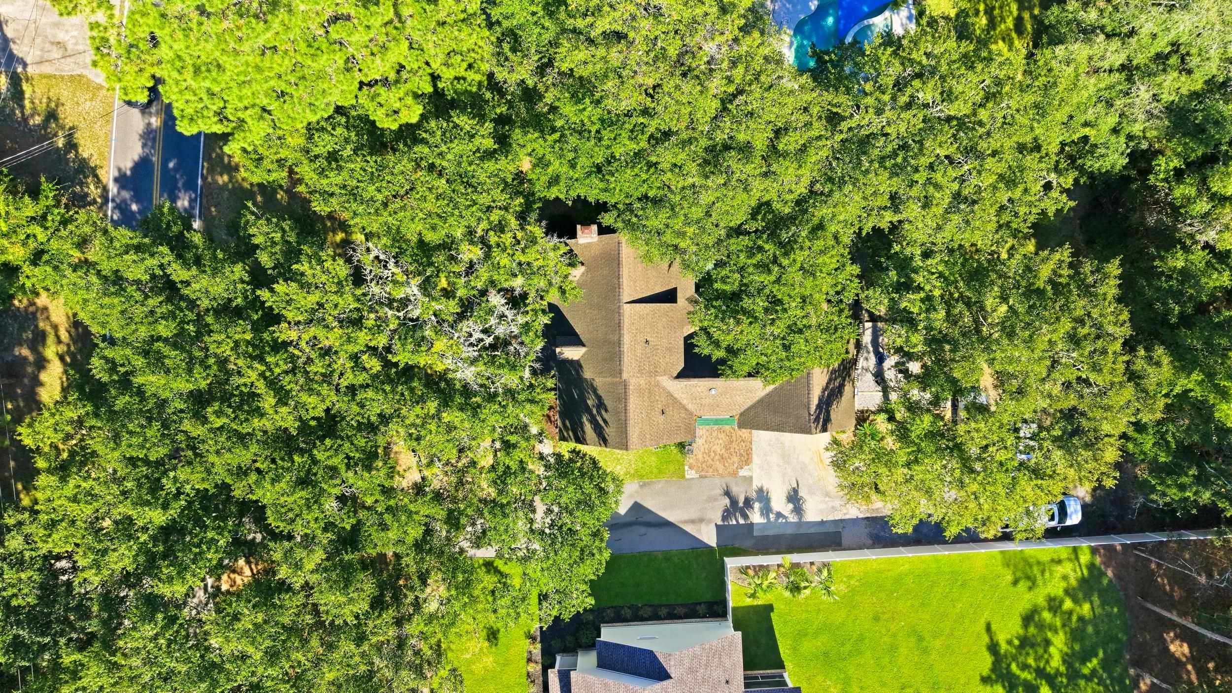 587 Hawthorn Dr.