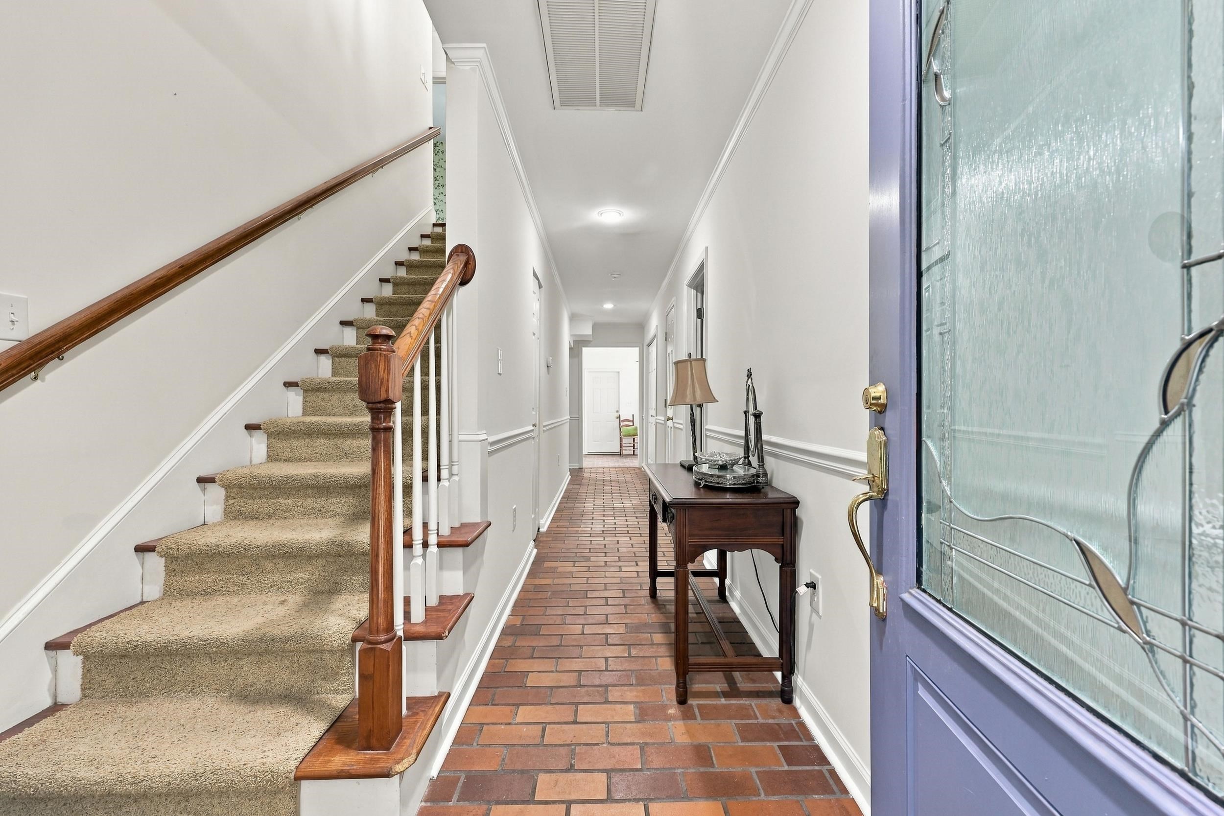 587 Hawthorn Dr.