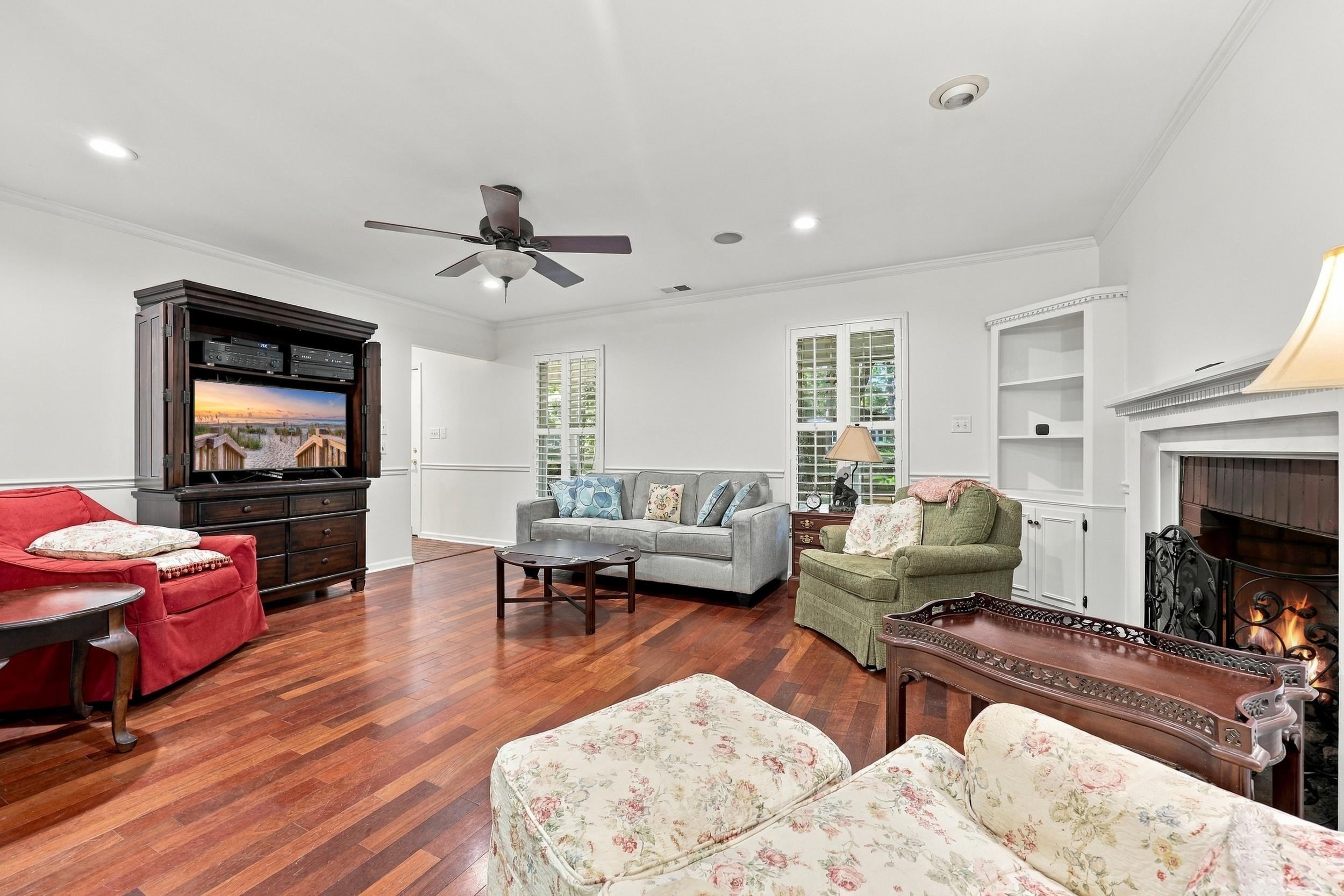 587 Hawthorn Dr.