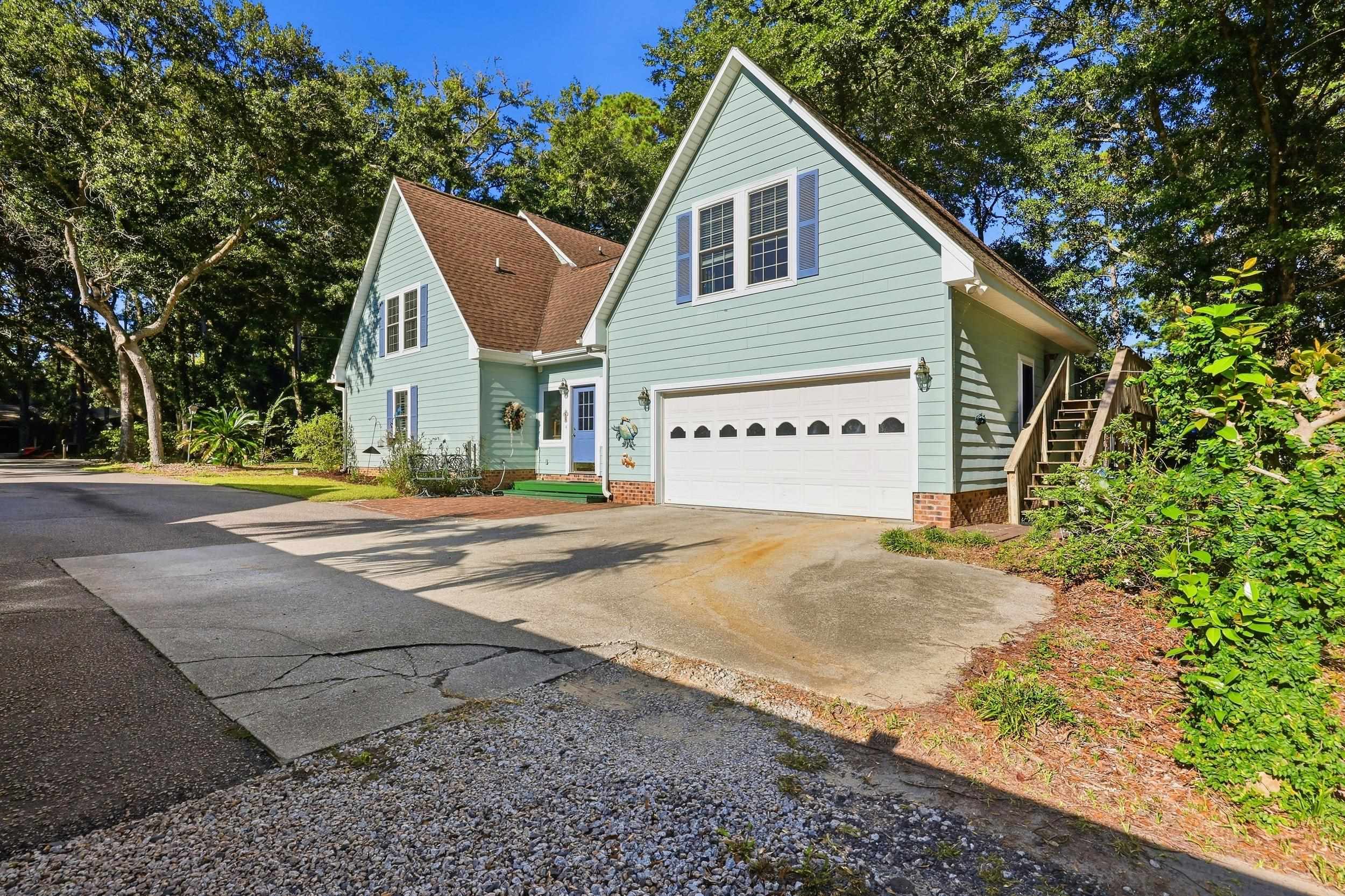 587 Hawthorn Dr.