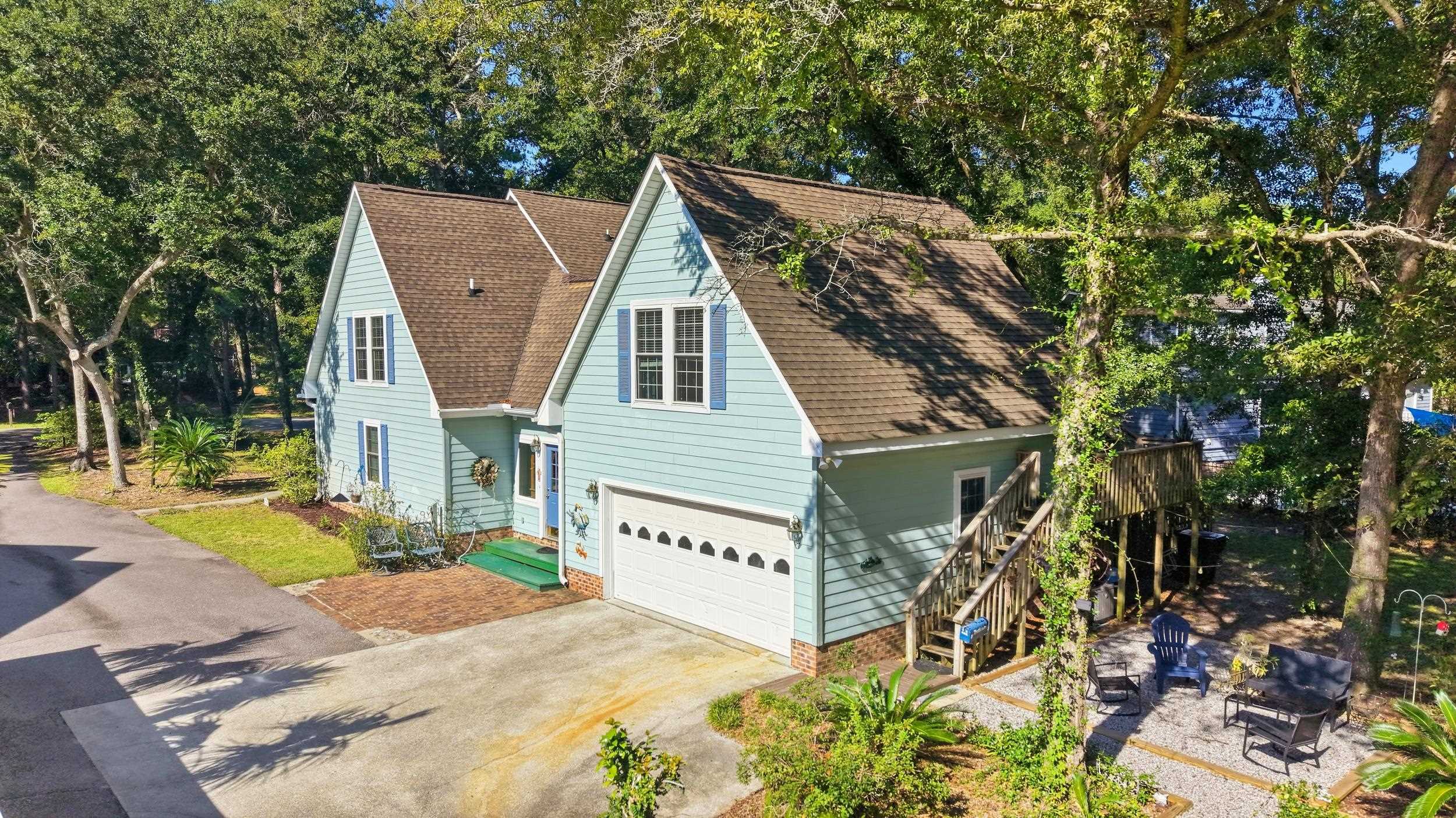 587 Hawthorn Dr.