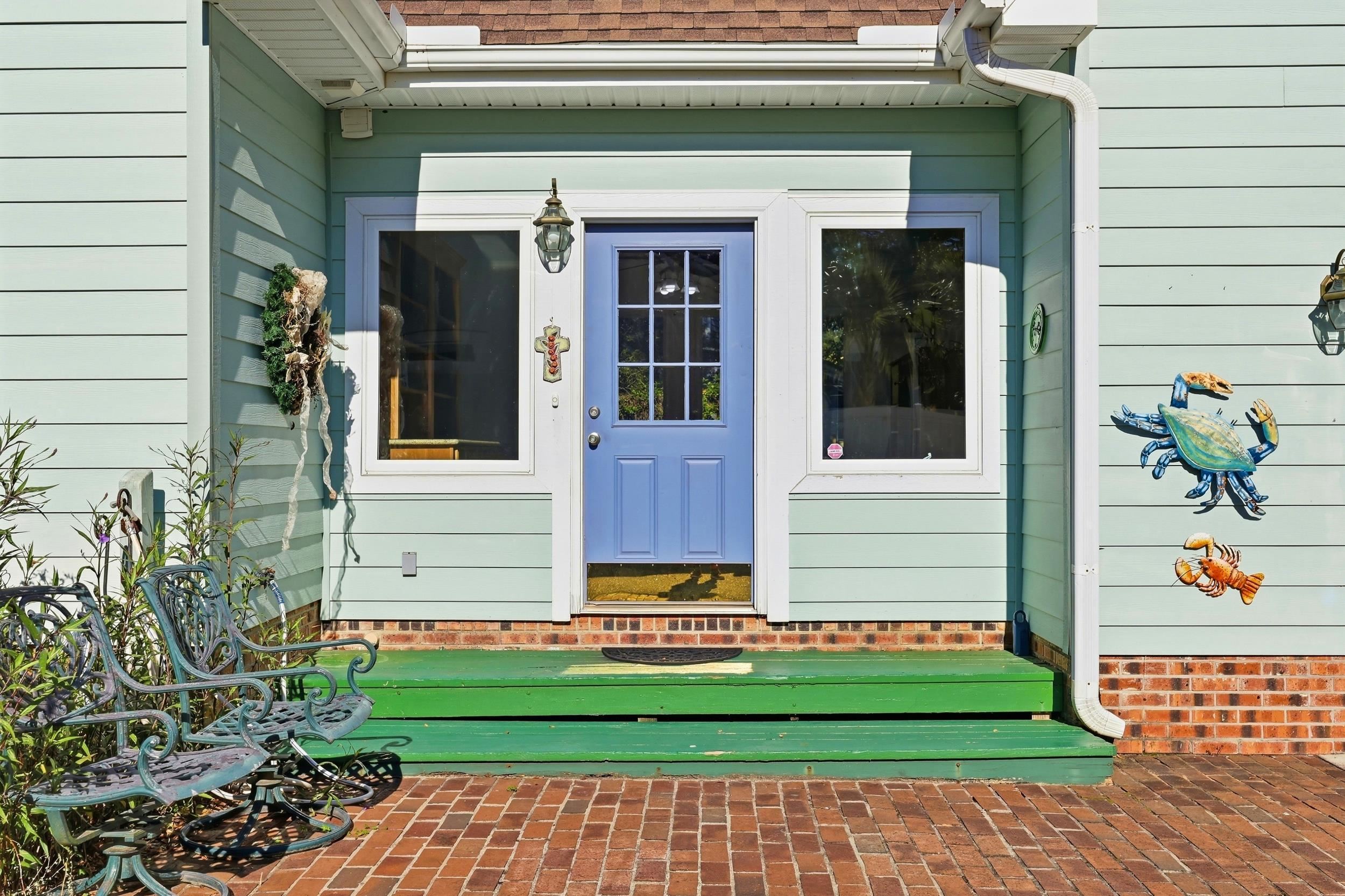 587 Hawthorn Dr.