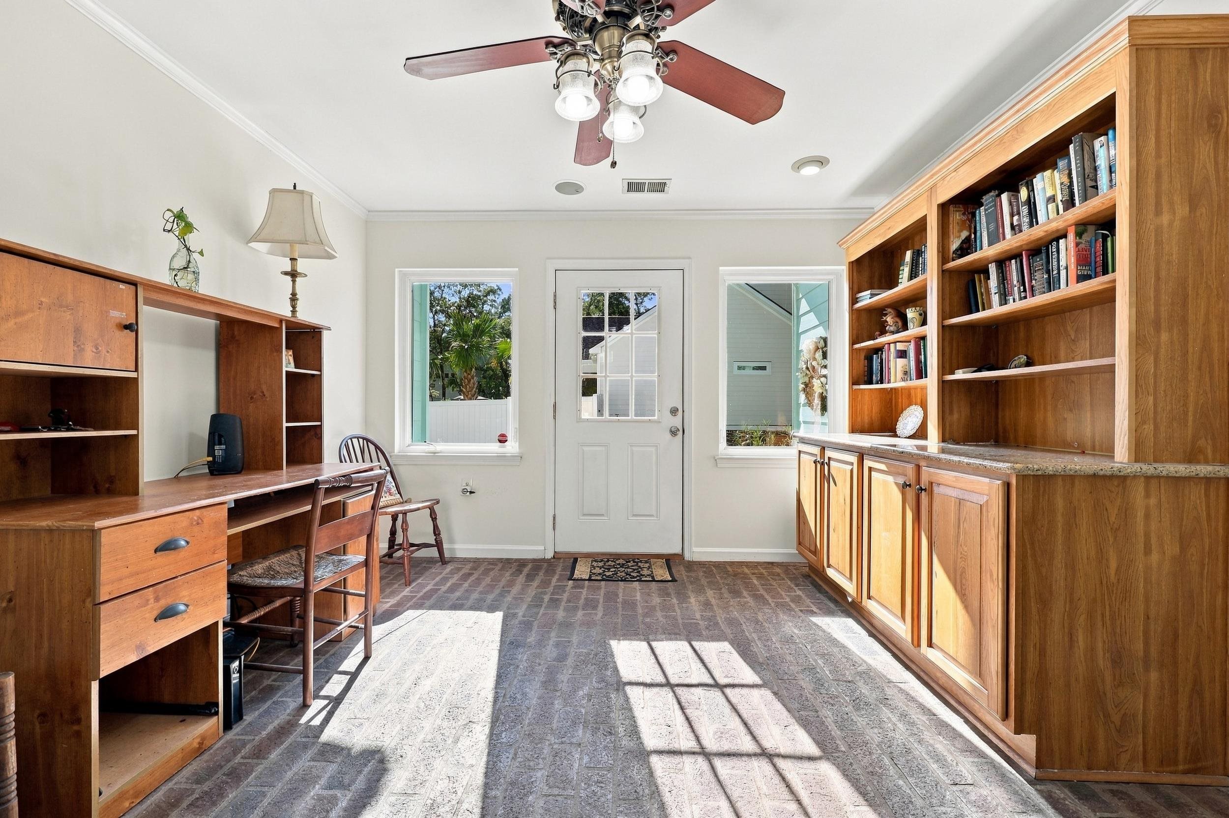 587 Hawthorn Dr.