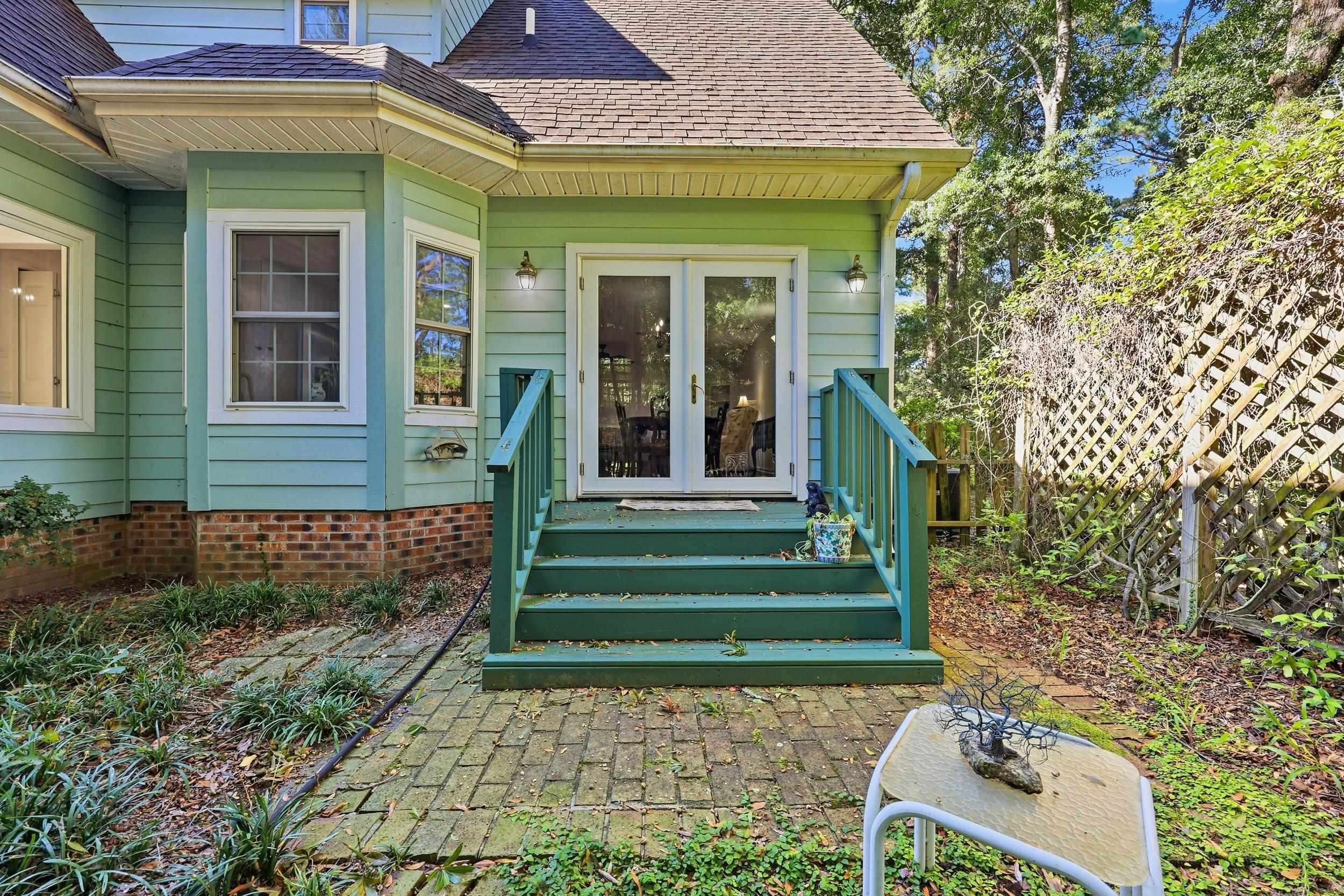 587 Hawthorn Dr.