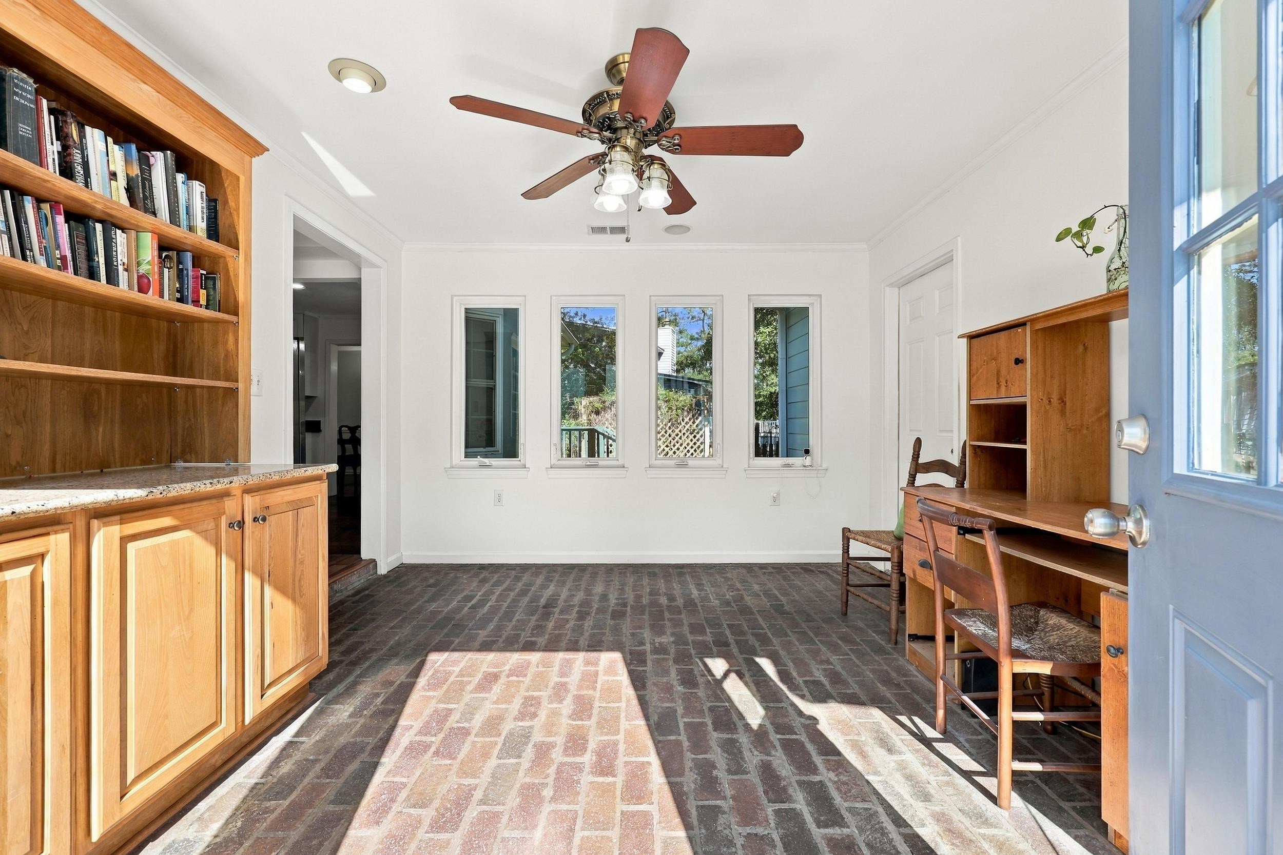 587 Hawthorn Dr.