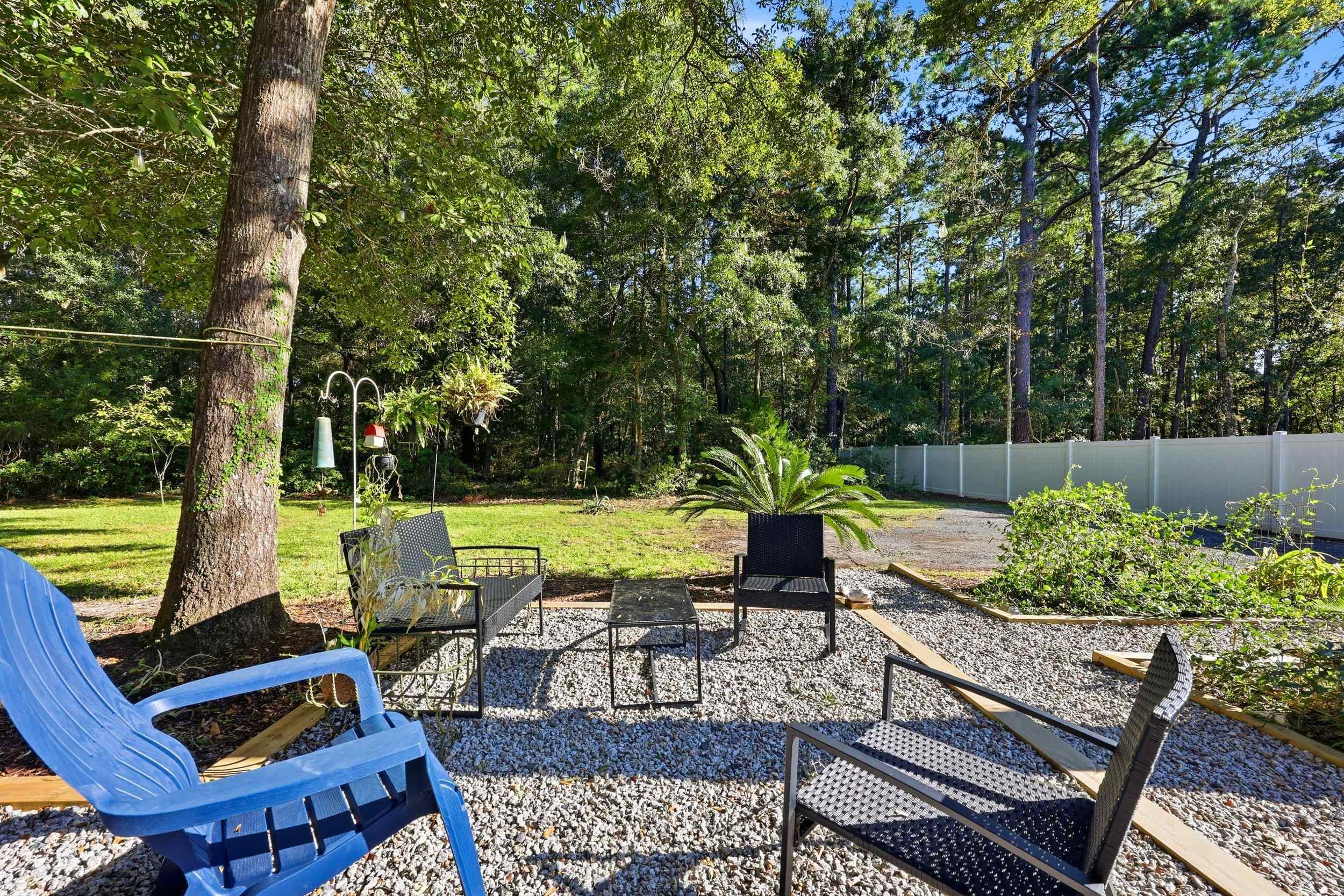 587 Hawthorn Dr.