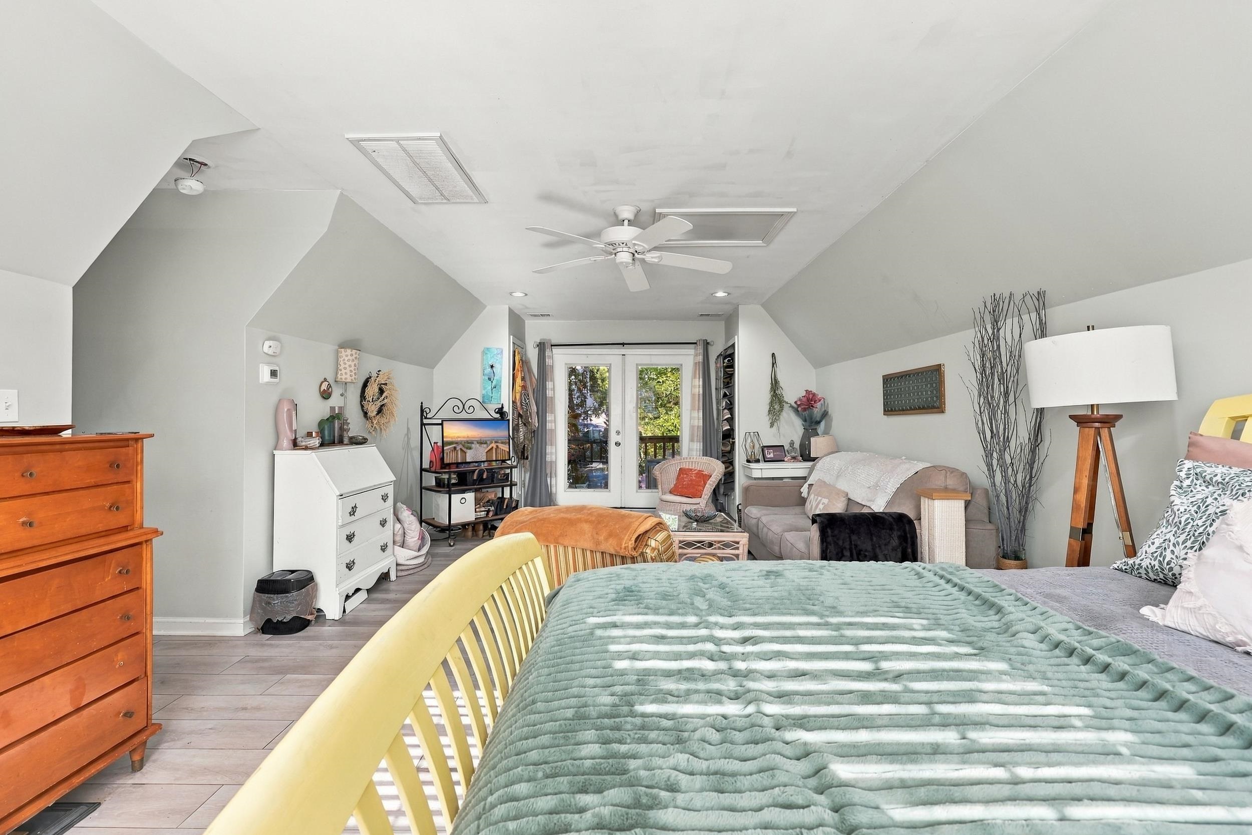 587 Hawthorn Dr.