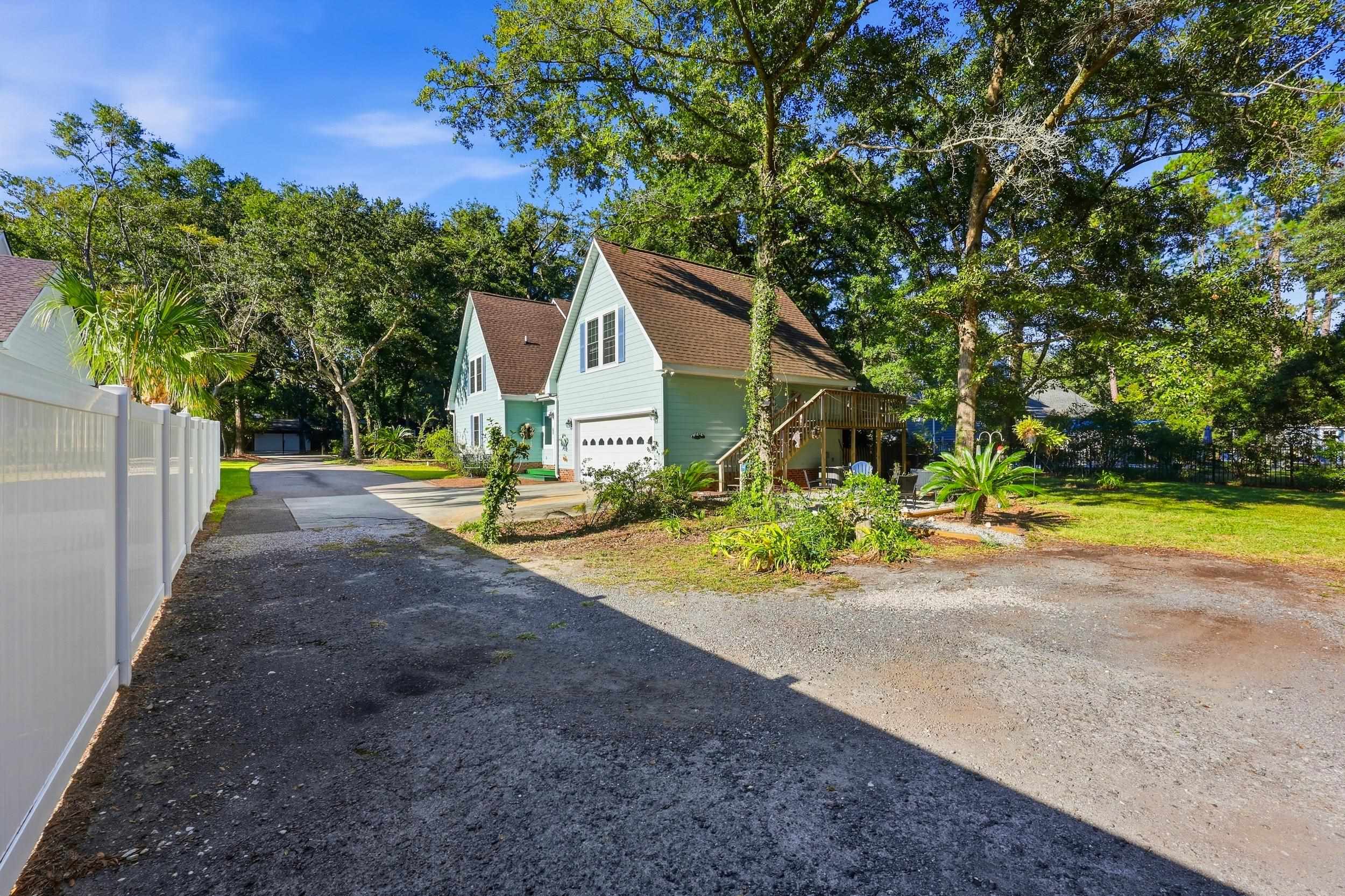 587 Hawthorn Dr.