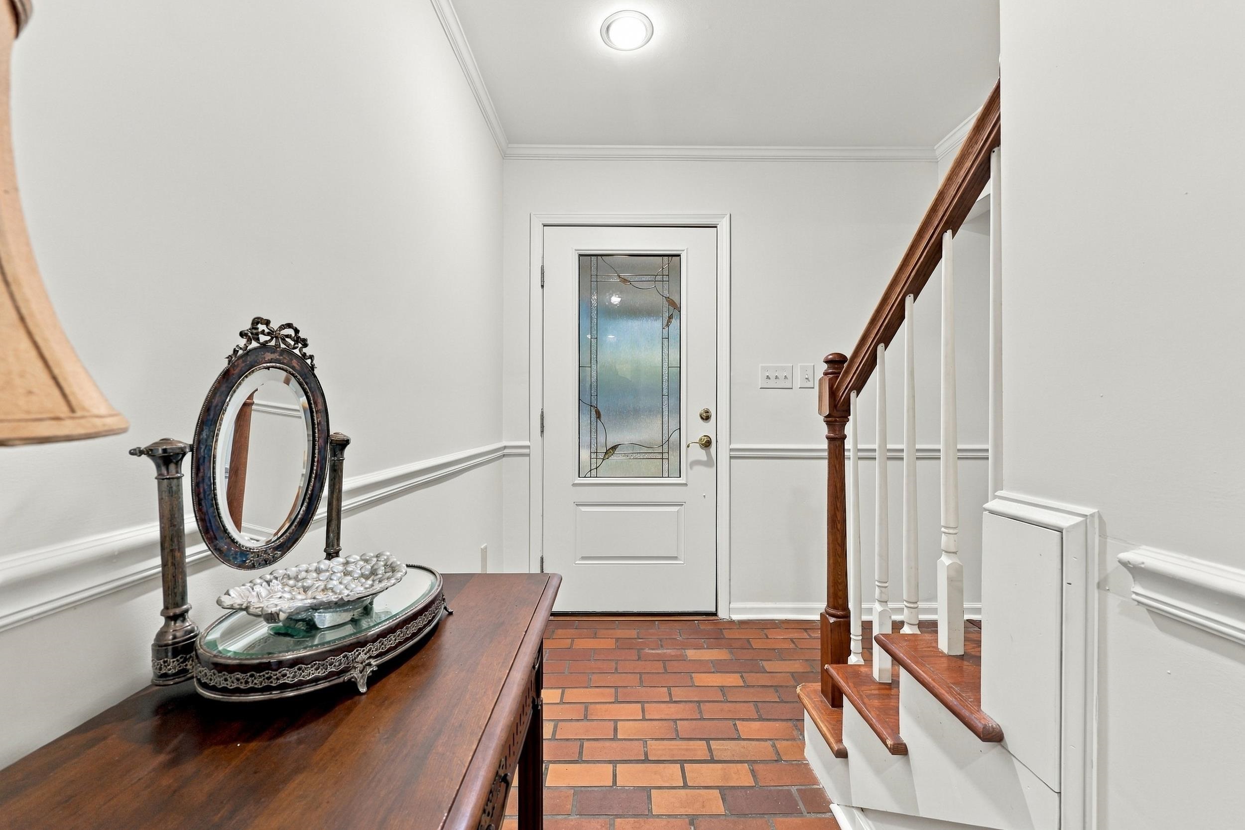 587 Hawthorn Dr.