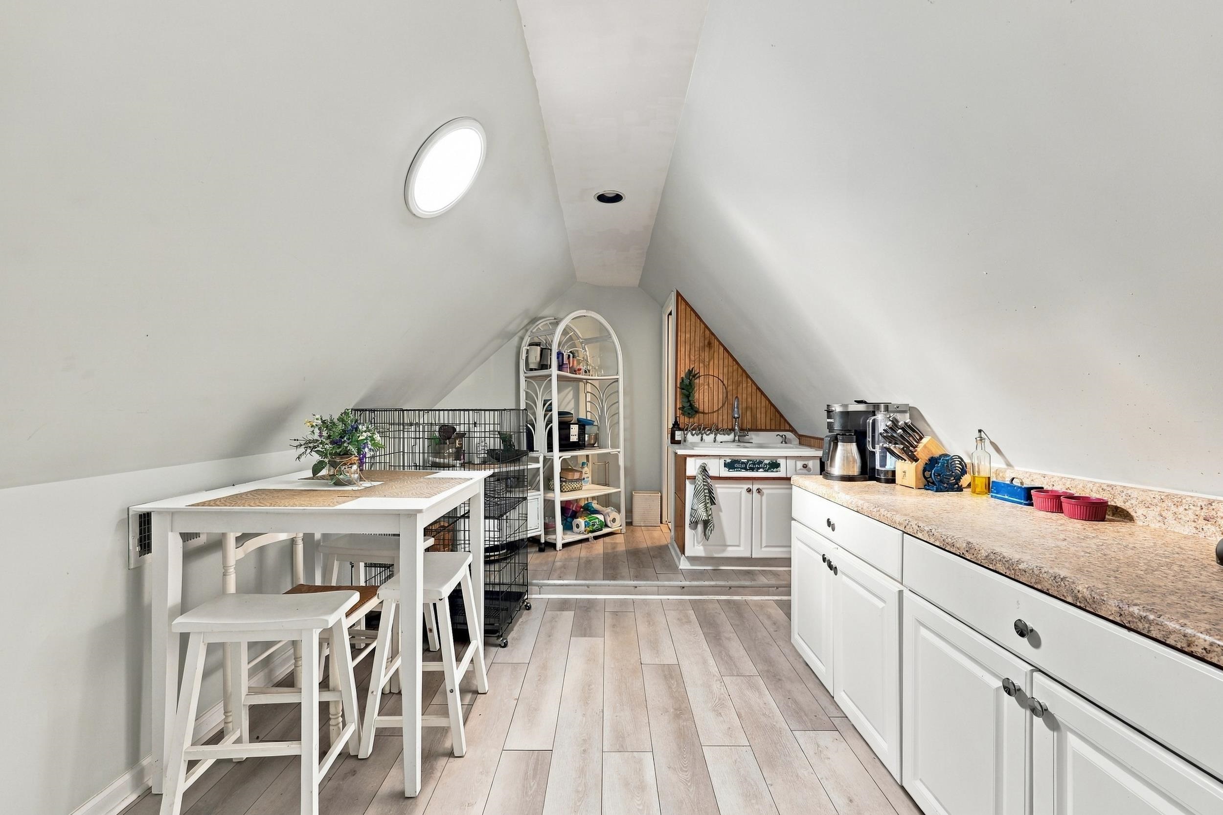 587 Hawthorn Dr.