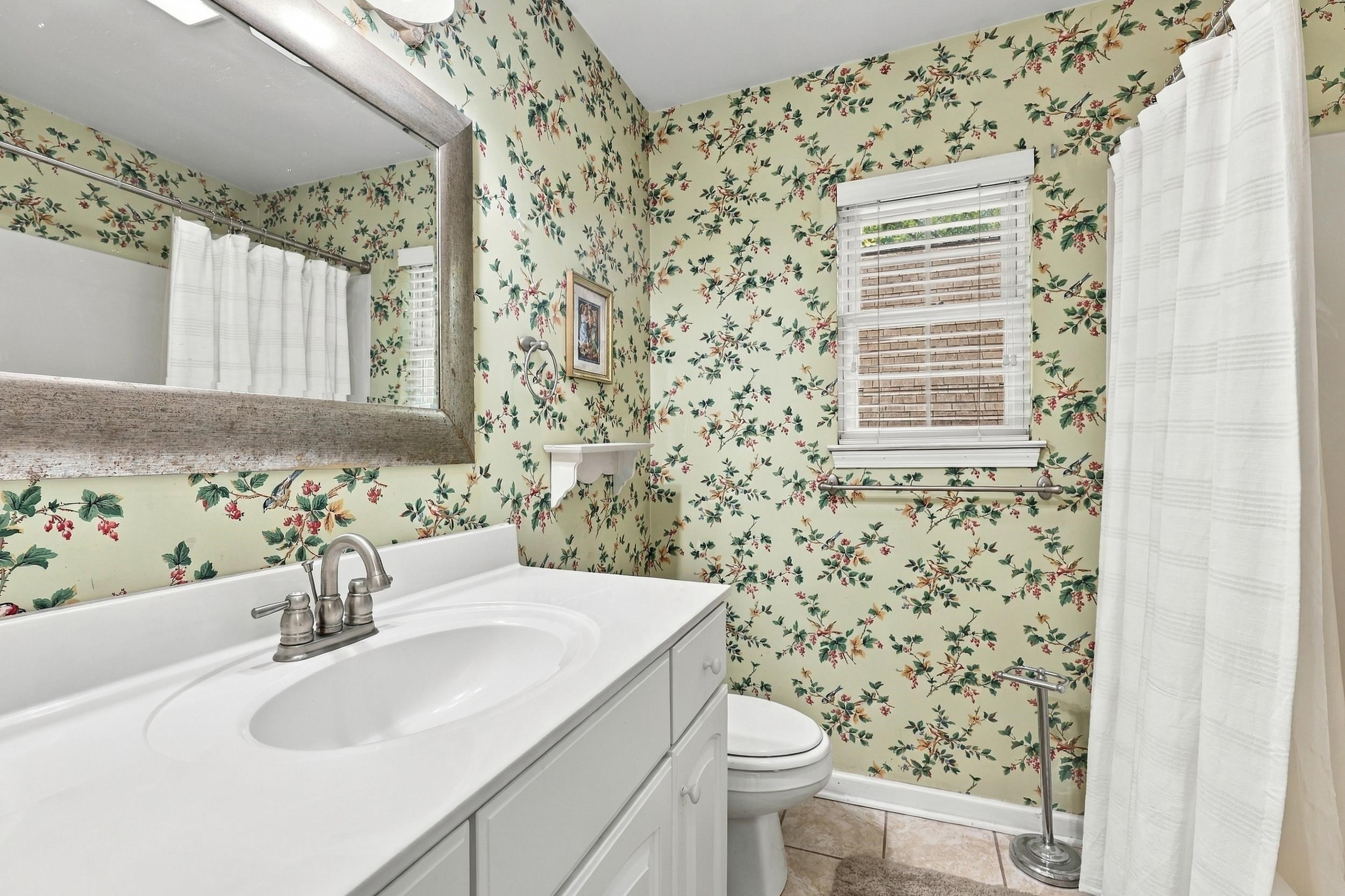 587 Hawthorn Dr.