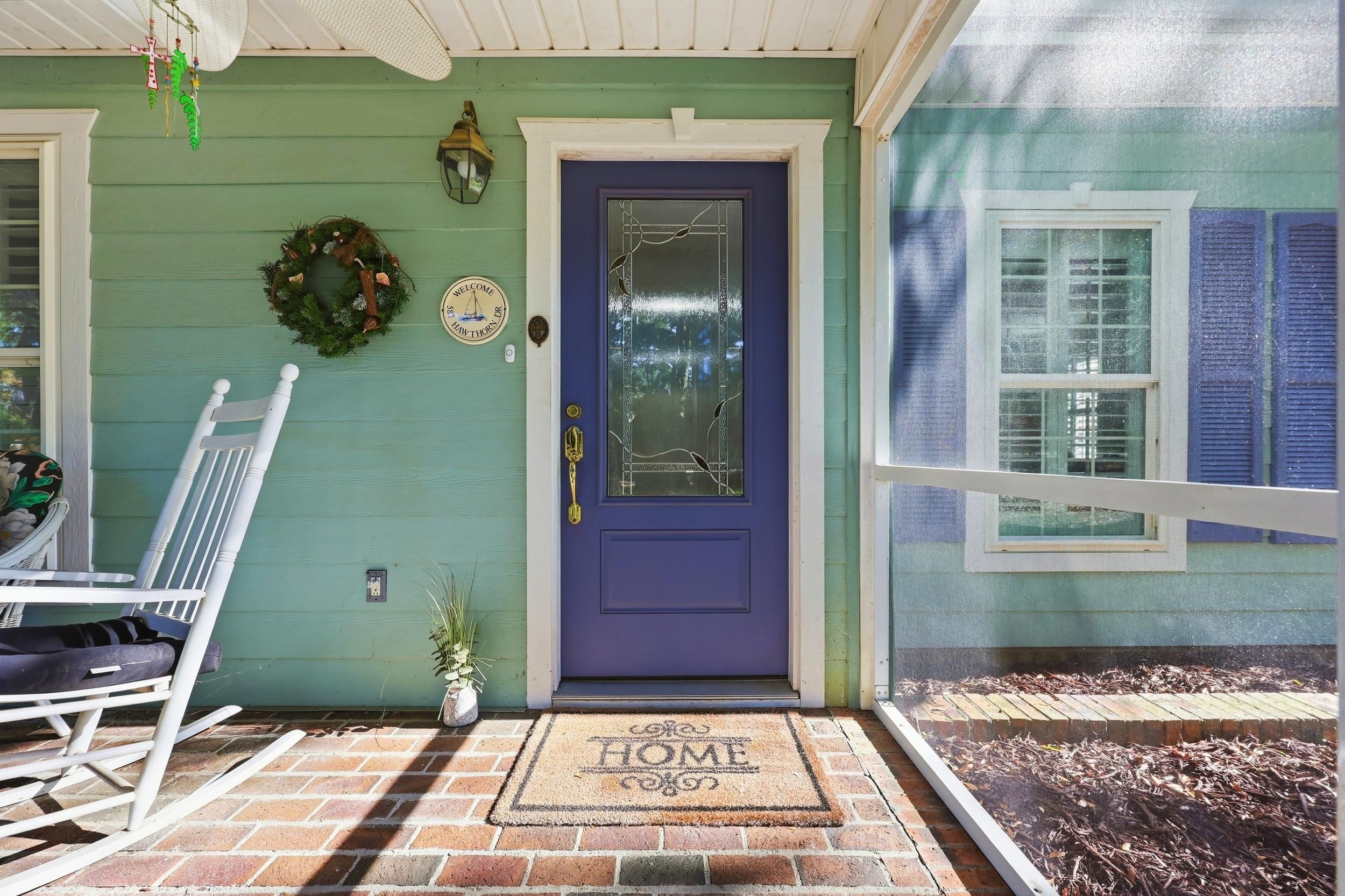 587 Hawthorn Dr.