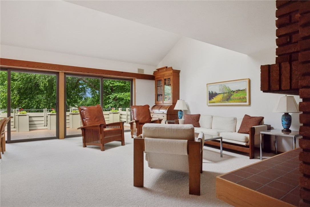 215 Eastbank Court N