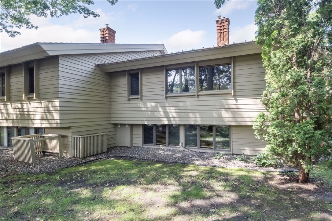 215 Eastbank Court N